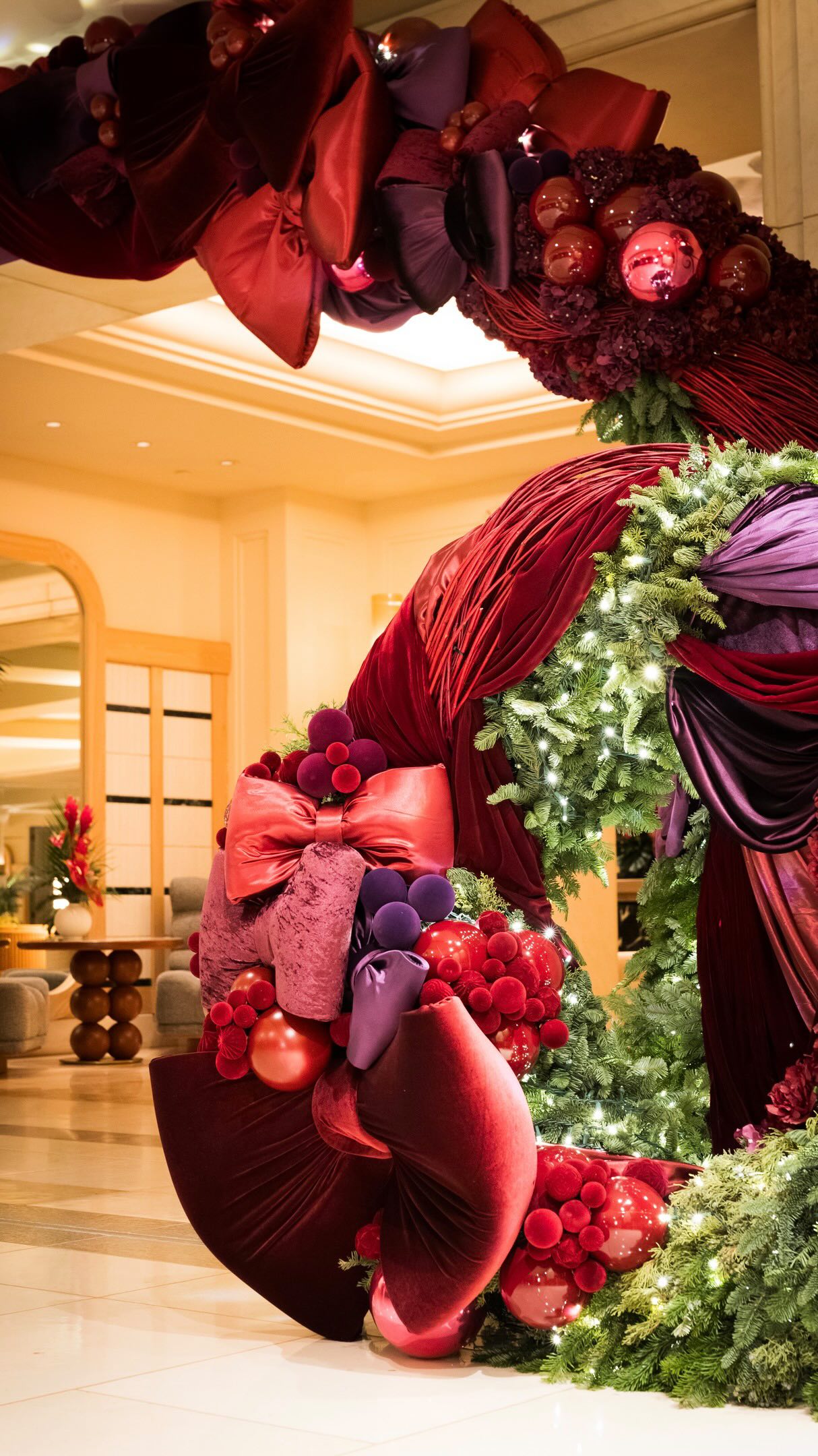 Festive floral installations at #TFG client @fsmaui have blossomed into a beloved tradition each year. This season’s floral masterpiece is by Maui artist Noah Harders. Holiday magic throughout the resort is not only seen, but felt from the moment guests arrive — from this stunning entrance masterpiece to the warm hospitality of every team member. 🌺❤️
Floral installation by @waikapu
Captured by @ohanafilms