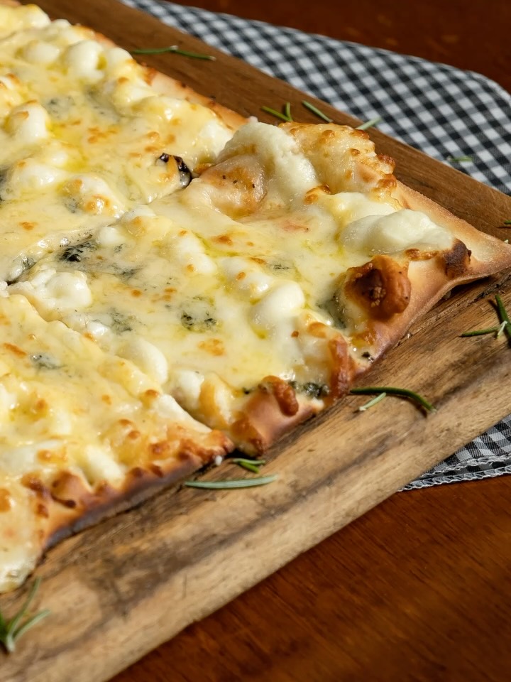 Quinta é dia de pizza + piano ao vivo. Perfeito para relaxar e aproveitar sua noite!