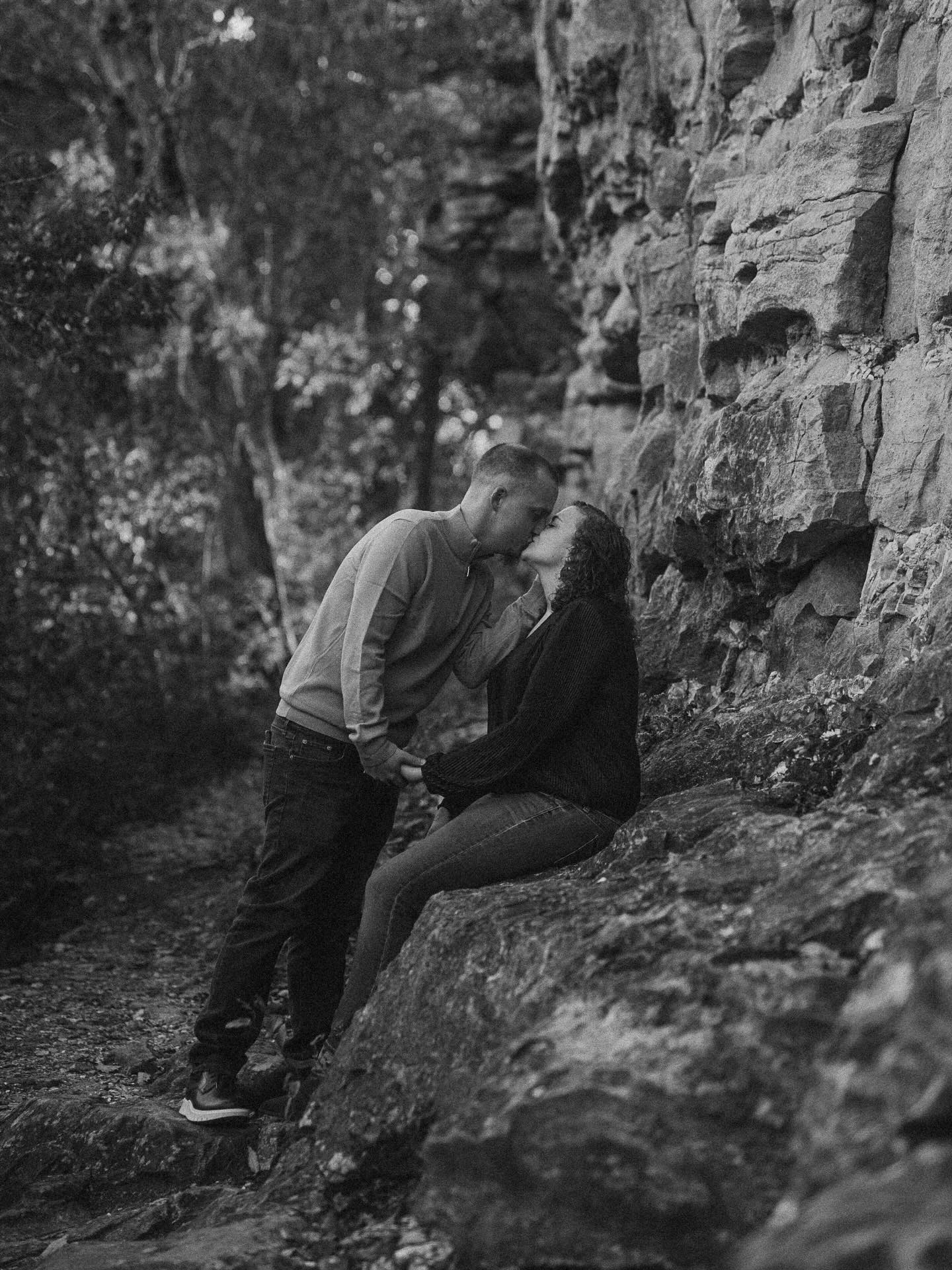 A few more shots from Kody and Samantha’s engagement shoot. 🍂🍁💍
———
#engagement #midwestphotographer #couple #engagmentphotography #mophotographer
