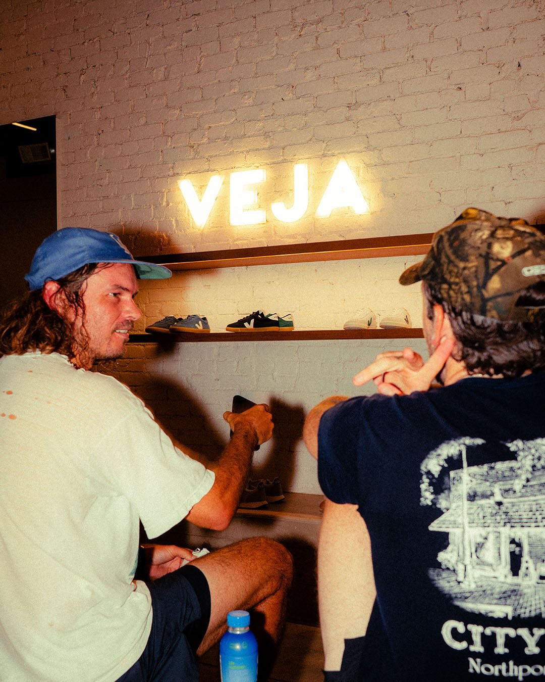 Going through recent projects from the second half of the year that I haven’t gotten to share on here. Been slacking on sharing work I’ve shot. So here’s a little recap post from the @veja Shift Run with @cesarvillalbajr a few months back. Photographed the run from the Veja store on Abbott Kinney to the Santa Monica Pier. Captured a couple of clips along the way as well. Sunsets are so beautiful by the ocean.