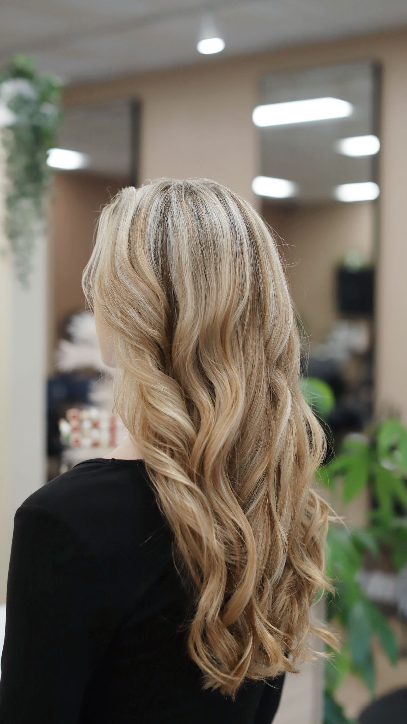 Okay - we wish it was this quick lol. Nothing like a little hair magic before the holidays ✨🎄😉
.
.
.
.
.
#artehairstudio #bellevuehair #arte #bellevuesalon #bellevuehairsalon #rentonwa #rentonhairstylist #modernsalon #bellevuehairstylist #bellevuewa #blonderefresh #pnwhairstylist