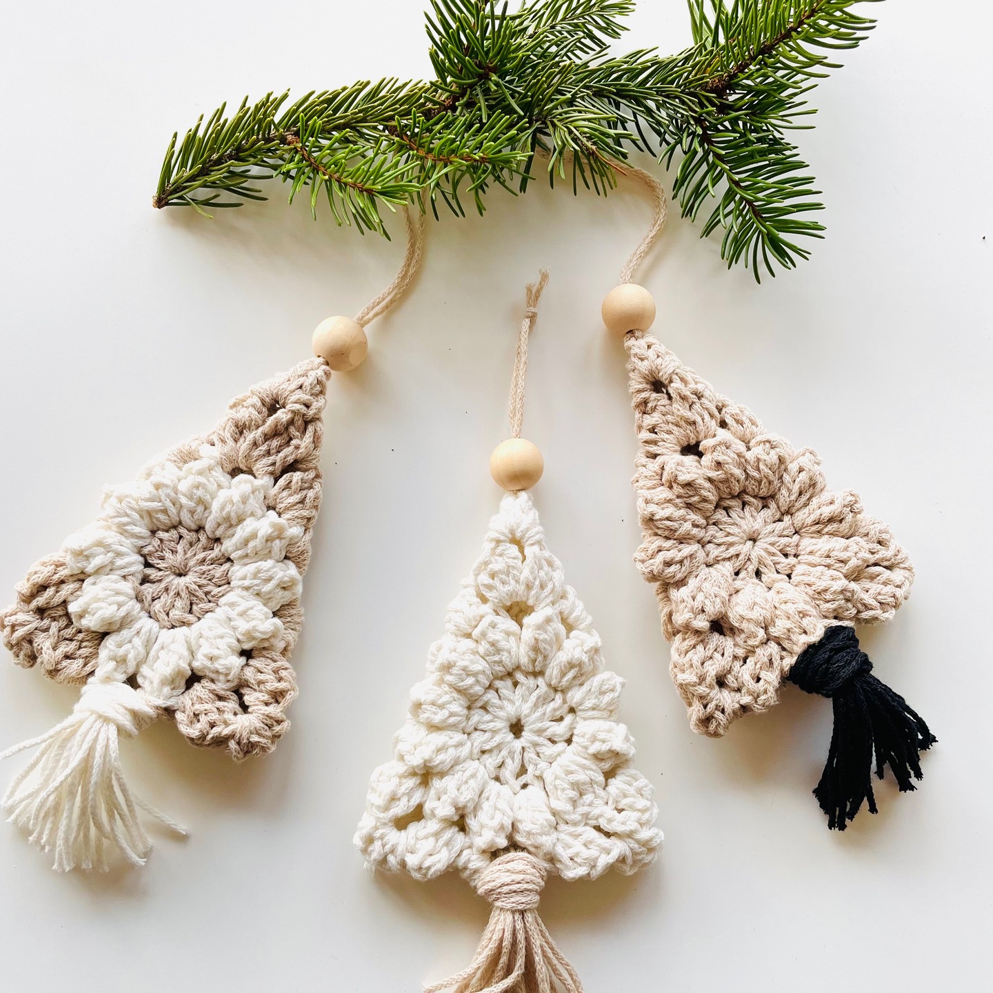 Heute habe ich ein kleines weihnachtliches Häkelprojekt für euch 🎄🧶🤩 - ein süßes Mini-Tannenbäumchen.
Die Adventszeit ist die perfekte Gelegenheit, kleine DIY-Projekte umzusetzen – am besten solche, die schnell gehäkelt sind und richtig viel Freude machen. Dieser süße Mini-Tannenbaum ist genau so ein Projekt: ideal als Geschenkanhänger, als liebevolles Mitbringsel, für den Adventskalender oder als Deko am Weihnachtsbaum.
Die kostenlose Häkelanleitung findet ihr auf meinen Blog (Link über Bio).
Ich wünsche Euch viel Entspannung und Freude bei euren weihnachtlichen Häkelprojekten 🥰
. #häkelliebe #Häkelanleitung #tannenbaum #geschenkanhängerselbstgemacht #tannenbäumchen #häkelanleitung #diyweihnachten #häkelnmachtglücklich #häkelideen #weihnachtsdeko #grannysquare