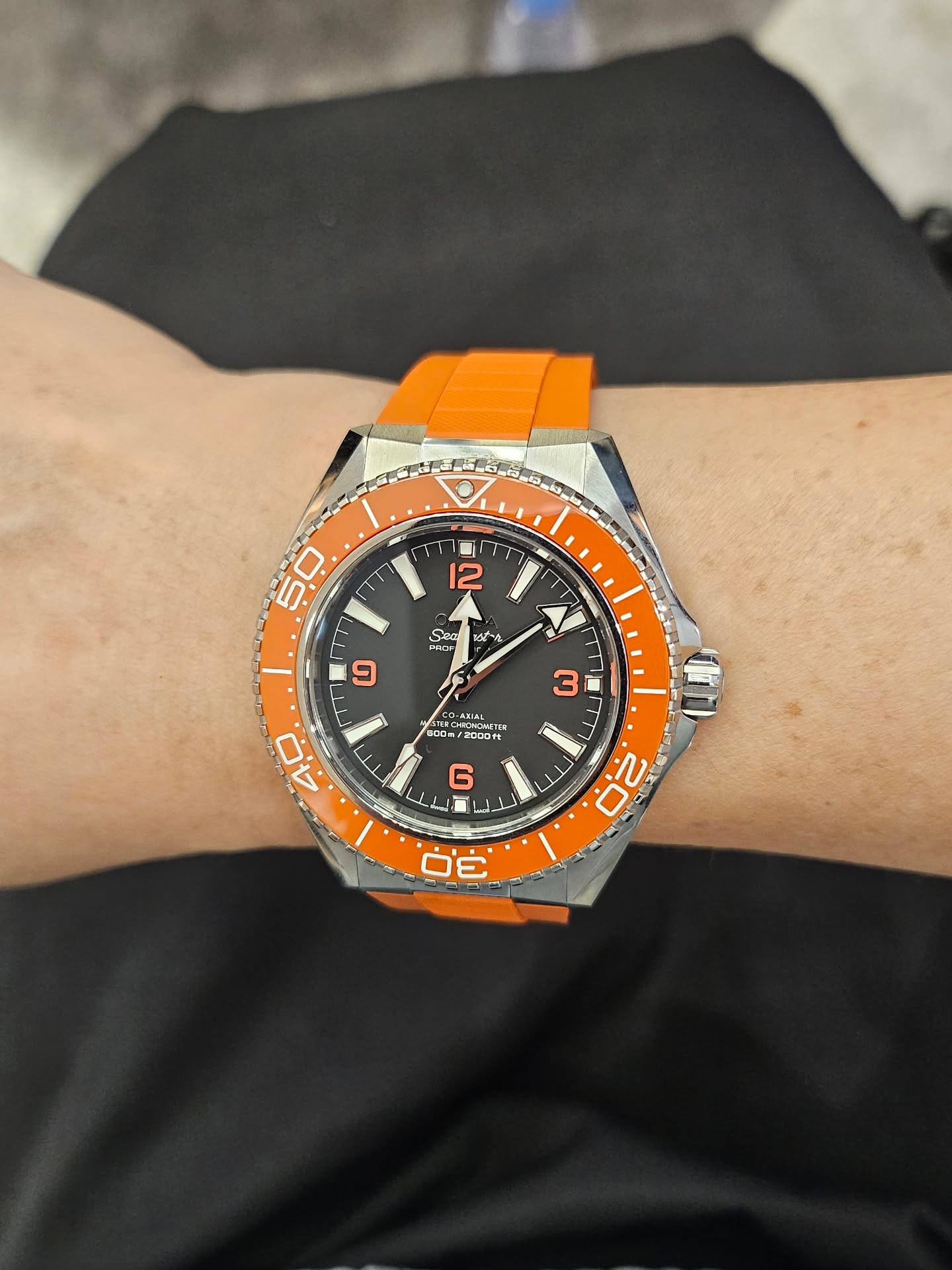 @omega Seamaster Planet Ocean 新款腕表的橙色单向旋转陶瓷表圈,不仅是视觉焦点,更是潜水安全的关键保障。这是一枚潜水表,也是制表技术与深海探险精神的完美融合。 😎
The vibrant orange ceramic bezel serves as a high-visibility, professional-grade timing instrument. Engineering excellence, built for the deep.
#tictoctime #omegawatches #omegaseamaster