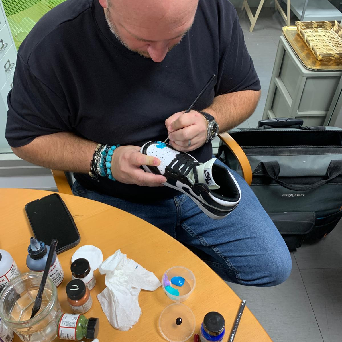 🧡 Un grand merci à @matthieudero @iamlolart pour cette belle collaboration artistique.
Résultats : des paires uniques et des créations originales qui ont fait le plaisir des participants, en faveur de l’association Levallois Entraide.