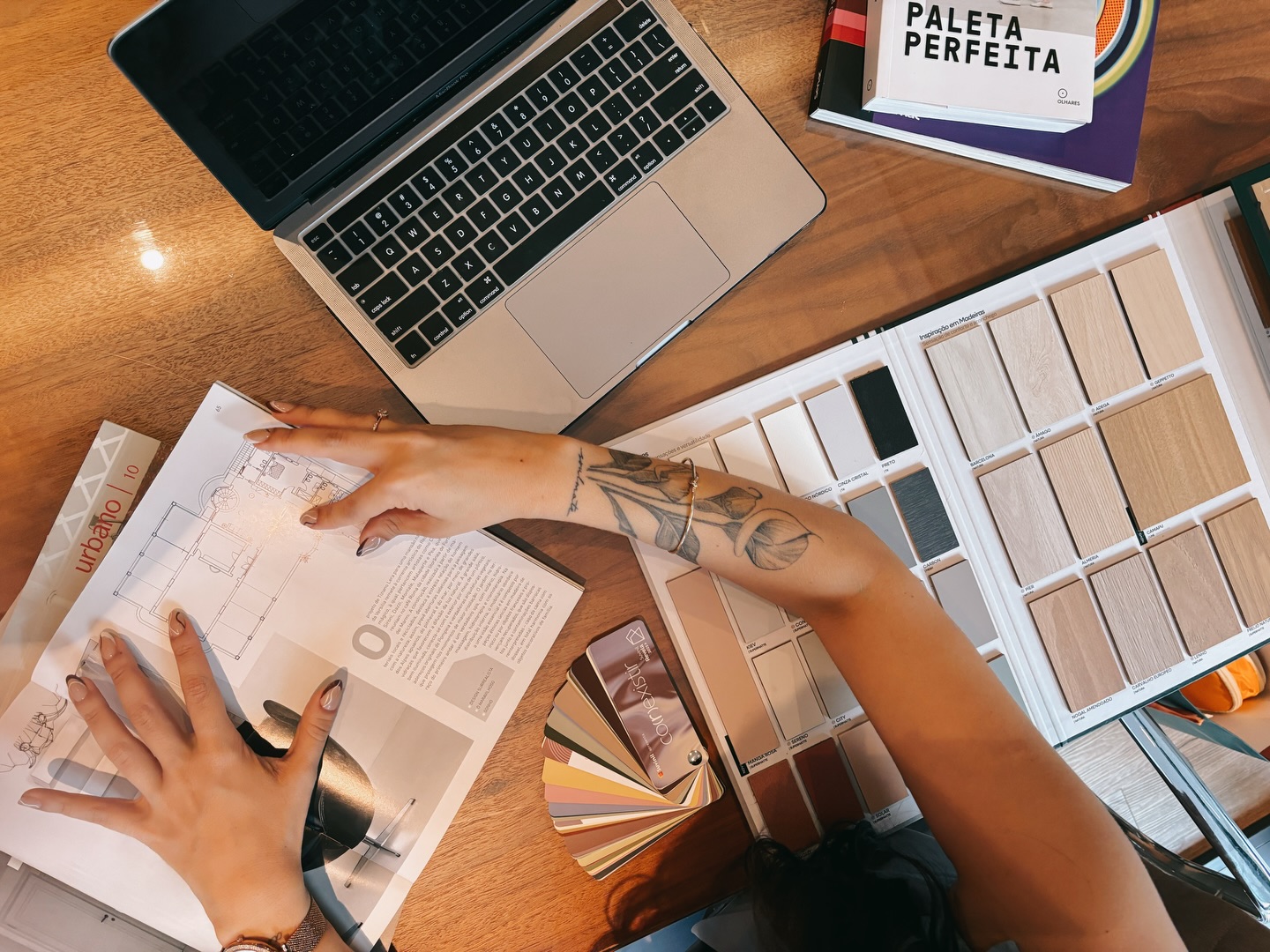 Bem-vinda(o) à Isabelle Mattos Interiores.
Um escritório dedicado a desenvolver projetos que unem estética contemporânea, funcionalidade e a experiência de habitar cada espaço.
Nosso processo nasce na mesa de criação, entre paletas, materiais, referências e estudos, e evolui para soluções que respeitam a identidade, a rotina e o propósito de cada ambiente.
Aqui você vai acompanhar um pouco do nosso olhar, dos bastidores e dos métodos que guiam cada escolha, sempre com atenção ao detalhe e à atmosfera que cada projeto merece.
Este é o início de um caminho que será construído com cuidado, técnica e sensibilidade.
#Isabellemattosinteriores #designdeinteriores #arquitetura #arquiteturacontemporanea #arquiteturabrasileira