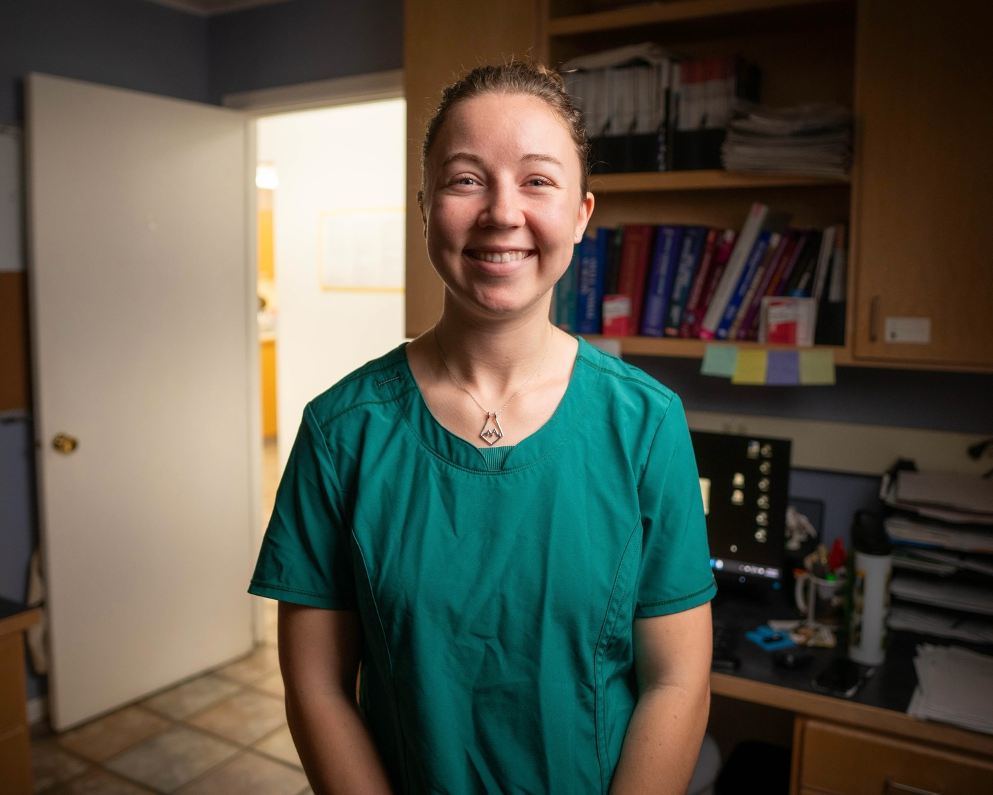 Senior biology major Annika Poet spent her fall semester turning her passion into purpose at Creswell Veterinary Hospital. 🐾
From assisting in exams and surgeries to learning from expert mentors, Annika gained hands-on experience caring for a wide range of patients, including opportunities to pursue her passion for working with rabbits.
The outside the classroom skills she developed, along with meaningful moments seeing the impact of her work on both animals and clients, reinforced her desire to pursue advanced studies in veterinary medicine and a future career in the field.
Annika encourages students that are preparing for their internships to take full advantage of the opportunities and to actively invest in the experience. “The value of an internship is honestly what you put into it,” she said. “There are a lot of opportunities presented to students, but it’s so personalized. You need to put value in it; otherwise, you’re not going to get out what you think you will.”
Great work, Annika! 👏
Watch the full Q&A in our YouTube!
Read the full article on our website!