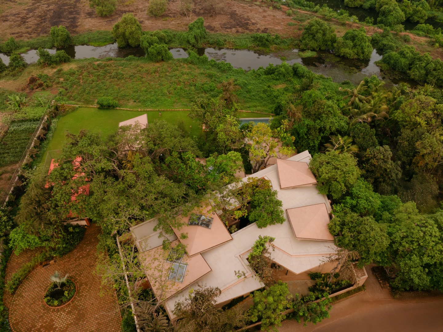 Surrounded by nature and with a view like this,
peace just finds you 🤍
📞 Call or WhatsApp:
+91 93723 23328
📩 DM us to reserve your stay
#vescapes #villasingoa #villaforrent #tatlermagazine