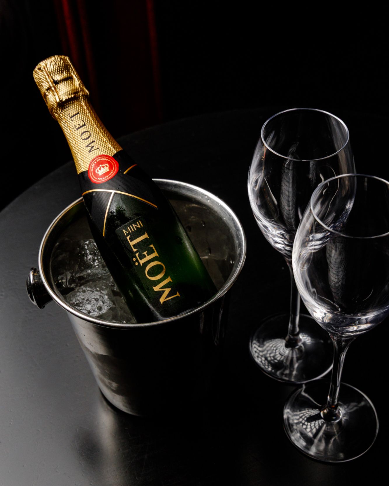 Moët auf Eis, das Licht gedämpft, der Tisch bereit. Ob zum Anstoßen, Feiern oder als Begleitung zu einem langen Abend – manchmal sagt ein Glas Champagner mehr als viele Worte.
Für besondere Anlässe – oder einfach, um sich etwas zu gönnen: Als Special kann ein Moët 0,2l direkt bei der Reservierung mitbestellt werden.
#ludwigs #champagner #moetmoment #barludwigs #genusszeit #50jahreludwigs