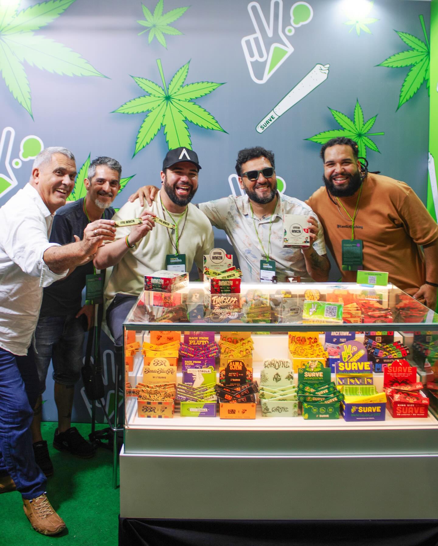 A família Suave segue só gratidão!
Foram 3 dias de ExpoCannabis cheios de gente colando no nosso estande, trocando ideia, rindo, criando e vivendo a vibe com a gente.
Valeu demais a todo mundo que passou por lá e fez tudo acontecer.
Seguimos construindo a cultura com leveza, criatividade e aquele espírito Suave que conecta. 🌿✨