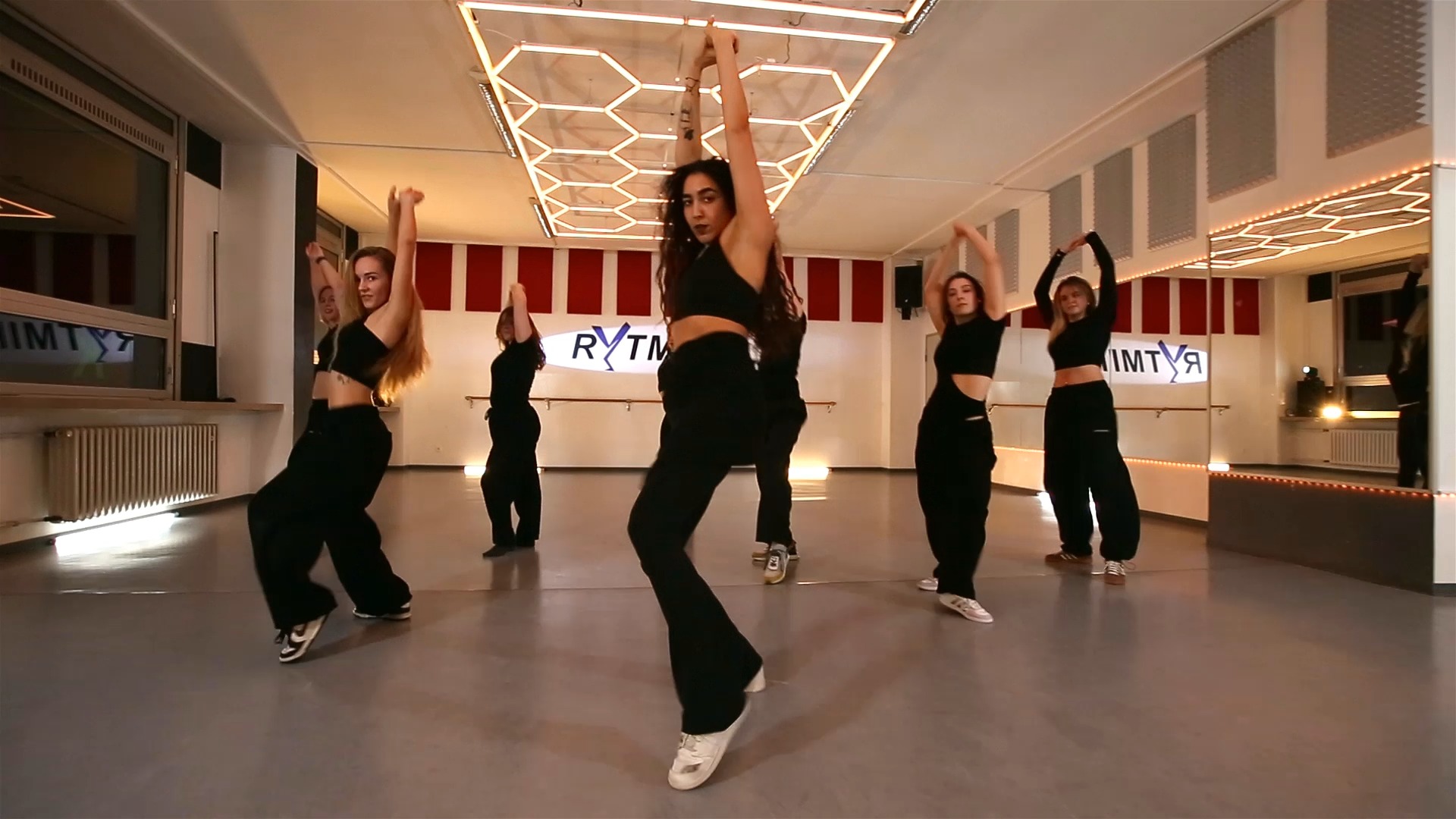 🔥 „Energy zu krank, Moves zu clean.“
„Mittwochs Abriss mit Shawty..“ 🔥
*
Ab 07.01. sind wir wieder wie gewohnt für euch da.
>>>>>>>><<<<<<<<<
#commercialdance #rytmiko #danceschool #stuttgart #dancer #dancevideo #choreography #performancedance #dancelife #dancetraining #dancingunited