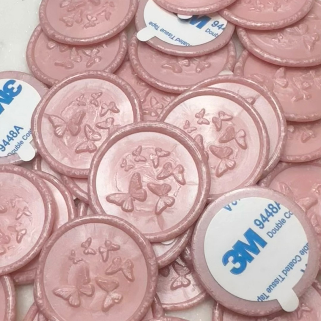 We love creating bespoke wax seals that turn invitations and gifts into keepsakes. Each design is hand-crafted with attention to detail, so you can skip the DIY stress and enjoy something truly personal. Think luxe texture, elegant lines and a touch of old-world charm — perfect for weddings, special presents or elevating your stationery. Link in bio. ✨🕯️💌🌿
What would you personalise your seal with? Tell us below and we’ll help you imagine it.