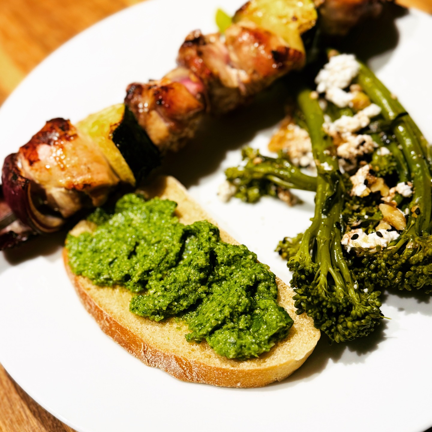 Not a meal planner? Same 🙋♀️
I love cooking with whatever’s lying around — and I hate wasting good food. Today’s hero: one sad bunch of parsley 🌿 turned into the easiest pesto.
Quick Parsley Pesto 🫒🧄
Blend together:
• parsley (stalks + leaves)
• pine nuts or any nuts 🥜
• parmesan chunks 🧀
• garlic + salt
• olive oil
• a splash of feta brine if you have it
Pulse or stick-blend so it stays a little coarse.
Then build a meal around it — protein, carbs, veggies. I did chicken + zucchini kebabs 🍗🥒, steamed broccolini with feta 🥦, and some sourdough bread. Simple, tasty, nothing wasted.
Nutrient highlights ✨
• Parsley: vit C, vit K, folate, antioxidants
• Olive oil: heart-healthy fats
• Nuts: healthy fats, plant protein, vit E, magnesium
• Parmesan: calcium + protein
• Chicken: lean protein, B vitamins
• Zucchini & broccolini: fibre + vitamins 💚
Delicious, nutritious, and uses up what’s already in the fridge 🙌