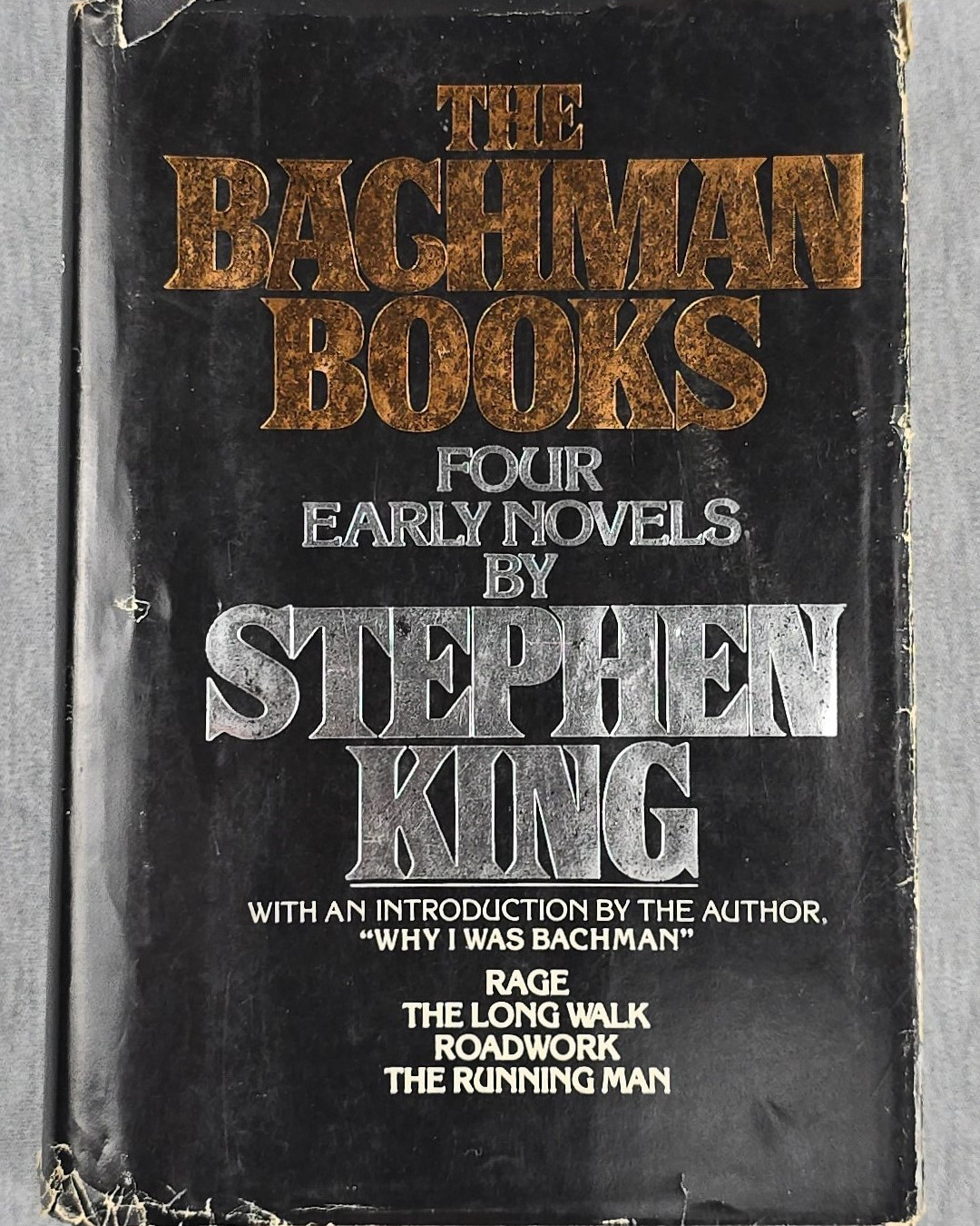 The Bachman Books is a fascinating snapshot of King before he fully became “Stephen King”. Four early, sharp, sometimes unsettling novels plus his reflection on writing behind a mask. A strange little corner of his bibliography worth visiting. You can find it at TiltedBooks.com.
#StephenKing #VintageHorror #HorrorCollectors #BachmanBooks #BookLovers #TiltedBooks #Bookstagram #CollectorsEdition