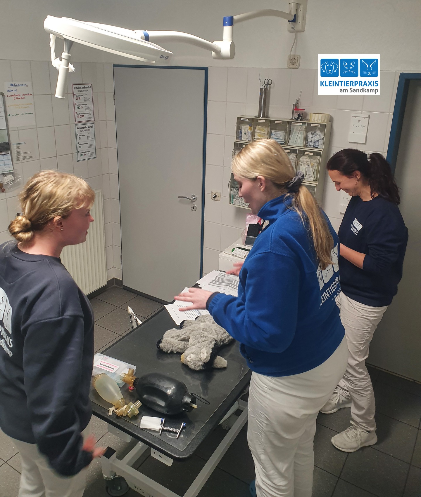 In unseren regelmäßigen Teambesprechungen werden neben Organisatorischem auch immer fachliche Dinge besprochen und trainiert.
Diese Woche stand das Thema >REANIMATION< auf dem Plan 🩺❤💉💊
•Reanimation, bzw., kardiopulmonale Wiederbelebung (CPR) ist bei Tieren ebenso lebensrettend wie beim Menschen - wenn ein Tier Herz-Kreislauf Stilstand oder Atemstillstand hat, kann schnelle und korrekte Reanimation den Unterschied zwischen Leben und Tod ausmachen.
•In Tierarztpraxen kann jederzeit ein Notfall eintreten - ob in der normalen Sprechstunde, im OP, auf Station oder bei der Aufnahme. Ein gut geschultes Team erhöht die Sicherheit für alle Patienten.
#Tierarzt
#Reanimation
#Notfall
#Oldenburg
#Kreyenbrück