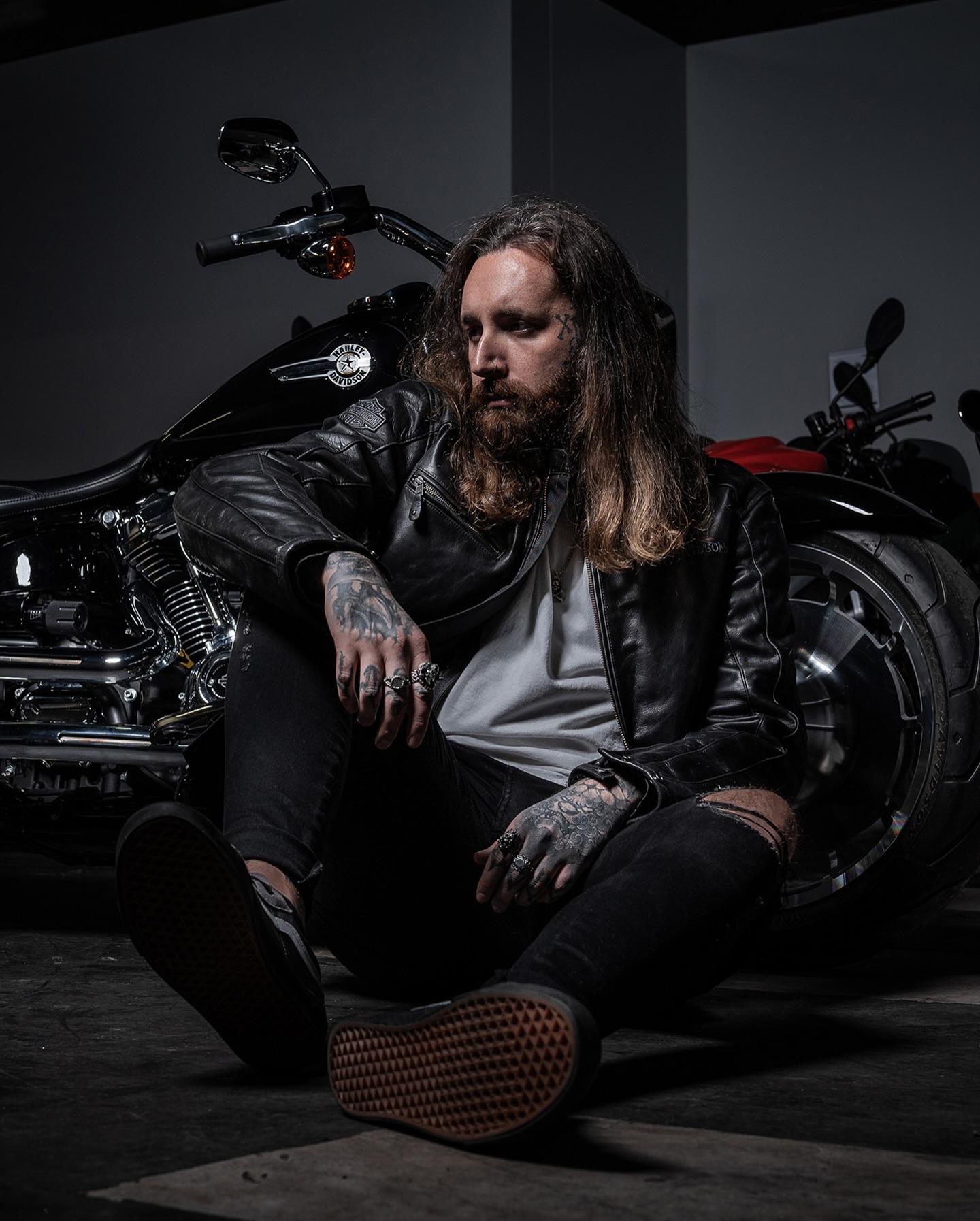 Riding heavy. Living loud.
Iron Clan pieces on, engine ready. ⚡️🏍️
___
awesome shots by @breakpointmediauk
___
#IronclanJewelry #IronclanRings
#handmadejewelry #menrings
#harleydavidson #bigbike #leatherjackets
#tattooedmen #grunge