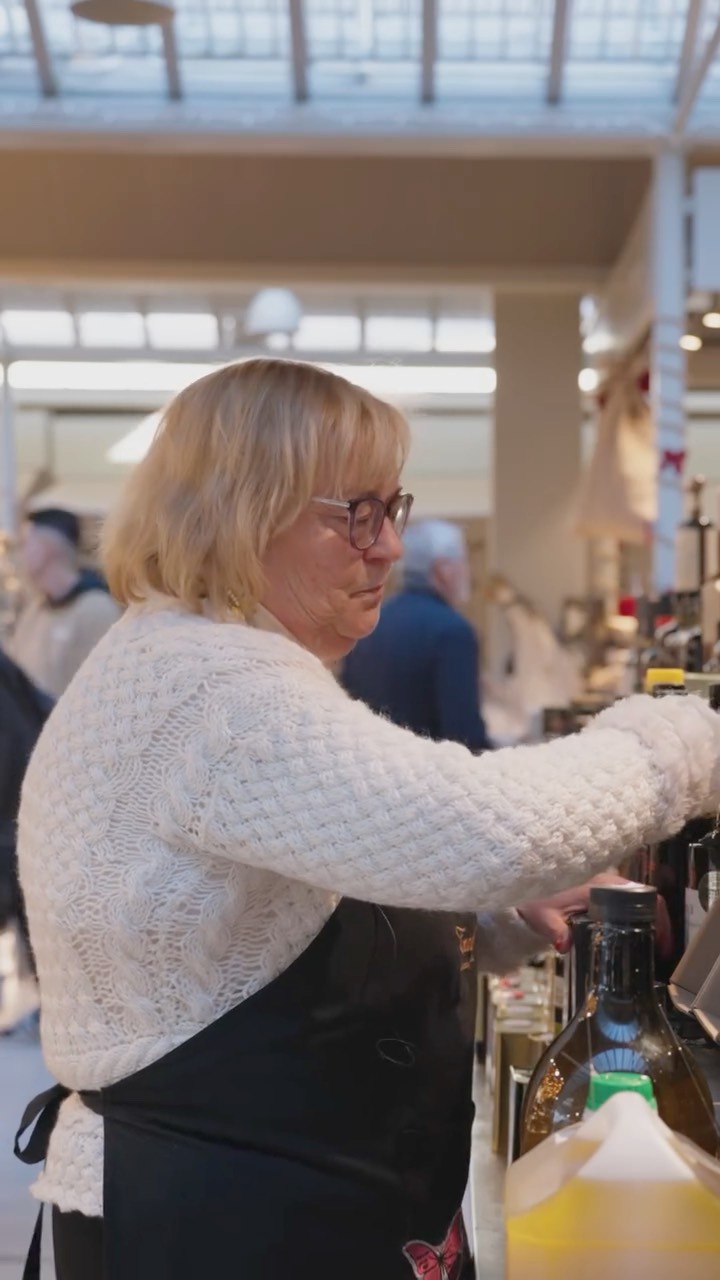 Diretamente do Mercado do Bolhão, a D. Noémia partilha o sabor, o saber e as histórias por trás dos azeites.
🎧Assista ao videocast completo no YouTube ou ouça no Spotify
🔗 Link na bio
#azeite #azeiteportuguês #azeitedetrásosmontes #trásosmontes #bolhão #altodouro #mercadodobolhão #produtosregionais #produtoreslocais #gastronomiaportuguesa #saboresdeportugal #azeitevirgemextra #oleoturismo #portugalfood #portugalautêntico #azeiteanorte #tradiçãoportuguesa #portugalcomsabor #azeitedaregião #nortedeportugal #olivoturismo #oliveoilturism #turismogastronomico #gastronomia #gastronomy #portugal #portoandnorth #visitportugal #visitportoandnorth #olivoturismoportugal