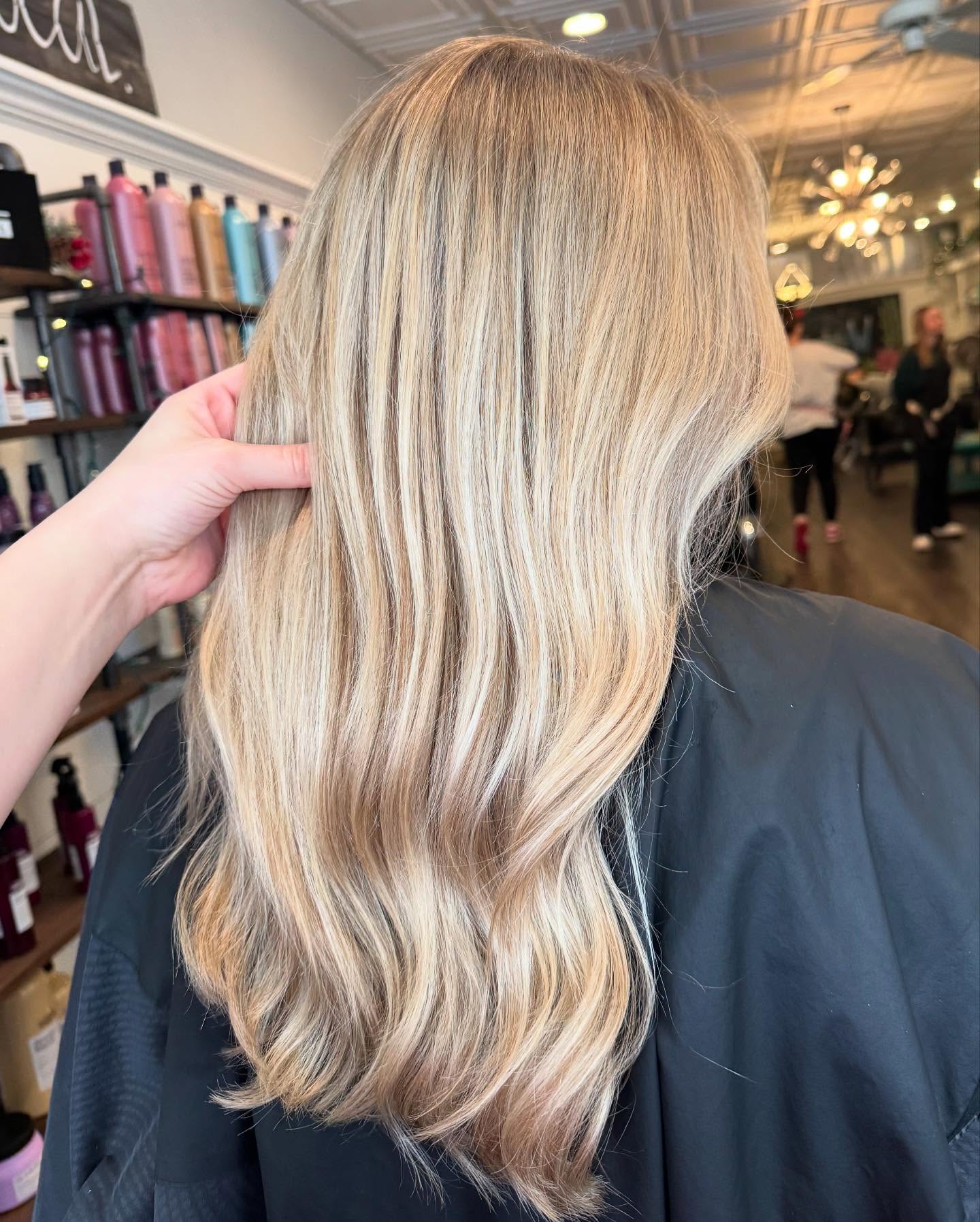 All I want for Christmas is bright blonde!🎄
Hair by @hairbeauty_jessica