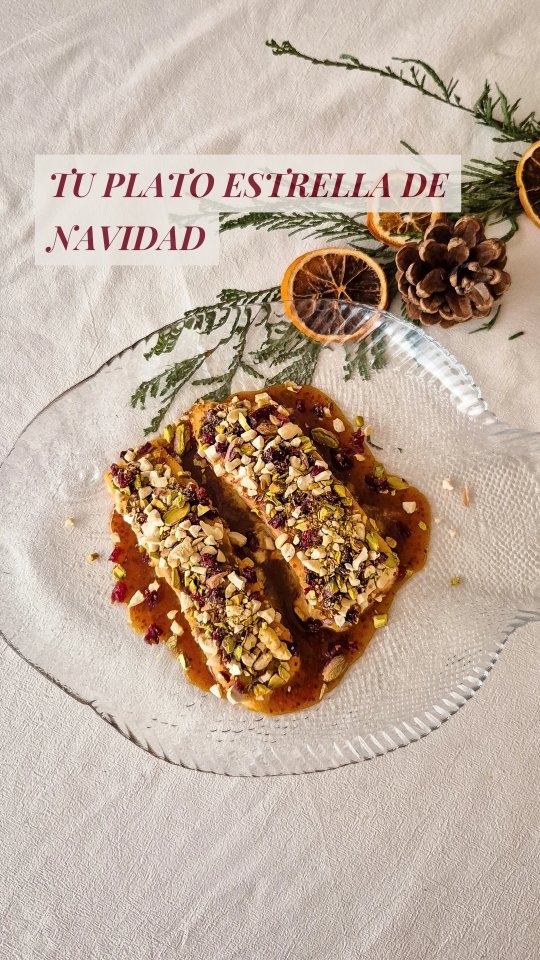Receta fácil para tu plato estrella esta Navidad ✨
Este salmón glaseado es de esas recetas que hago cuando quiero sorprender sin líos.
La salsa dulce-salada, la costra de pistachos y arándanos y ese brillo que queda al hornearse… hacen que parezca un plato de restaurante, pero en realidad está listo en menos de 20 minutos.
En casa siempre triunfa, y en las cenas con amigos todavía más.
✨ Ingredientes para 2
2 lomos de salmón (150–180 g cada uno)
1,5 cda sopera mostaza clásica (la amarilla que las hamburguesas)
1 cda sopera mostaza antigua
2 cdas soperas miel
1,5 cda sopera salsa de soja
Zumo de 1 lima
15 g pistachos picados
10 g anacardos picadas
10 g arándanos deshidratados picados
20–25 ml vino blanco
Sal al gusto
✨ Cómo se hace
Mezclas las mostazas con la miel, la soja y la lima hasta que quede brillante.
Salas el salmón y lo colocas en una fuente.
Lo pincelas bien con el glaseado y guardas un poco para la salsa.
Por encima, la mezcla de frutos secos picados (pistachos, almendras y arándanos), presionando para que se peguen.
Horno: 180º · 10–15 min (si es un lomo entero, un poquito más).
Mientras, llevas la salsa sobrante a una sartén con un chorrito de vino blanco y la reduces hasta que espese y quede brillante.
En el plato: salsa abajo, salmón arriba… y ya tienes un plato espectacular y facilísimo.
Guarda esta receta para tus comidas y cenas de Navidad 🤍✨
#recetasnavidad #salmónalhorno #platosnavideños