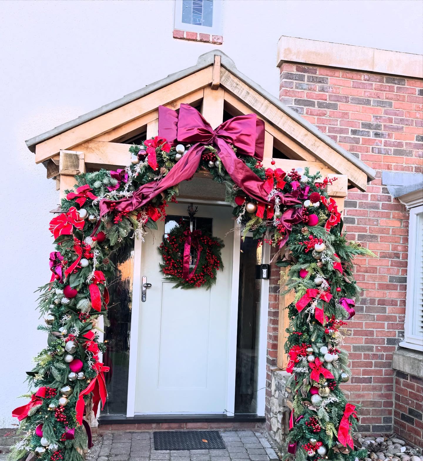 Big bows over baubles! A gorgeous setup for some very special clients! Combining gold accents with luxurious red velvet and satin creates a stunning entrance. We're thankful for the opportunity to make it happen!
#xmasdesign #christmasdoordecor #northeaststylist #redvelvet