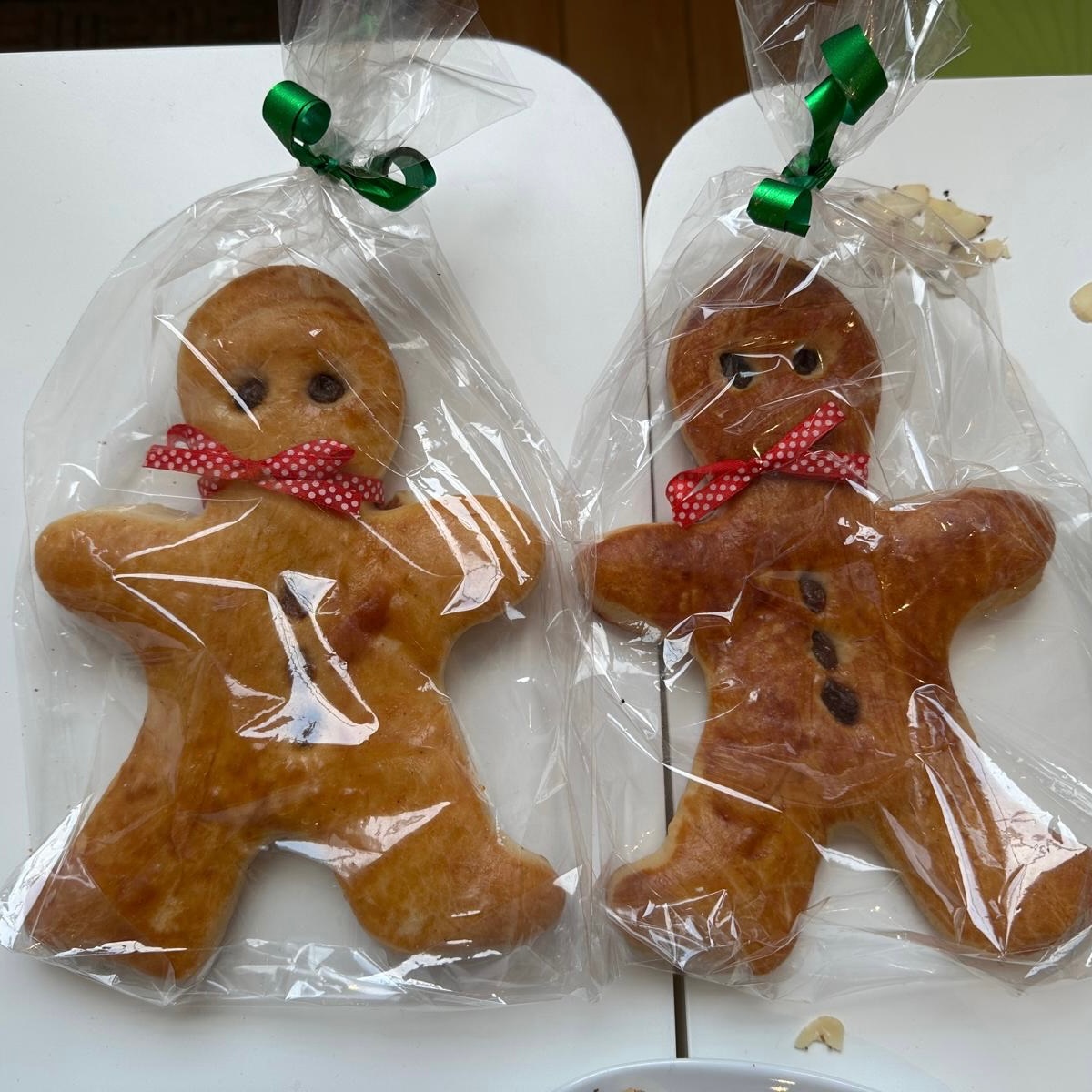 Am Wochenende haben wir uns zur Weihnachtsfeier getroffen – Teilnehmende aus den Gruppen 2023 und 2025 gemeinsam an einem Tisch. Bei leckerem Gebäck und guten Gesprächen ist wieder spürbar geworden, dass Body Voices von dieser Gemeinschaft getragen wird. Gemeinsam schaffen wir einen Ort, an dem alle Menschen so sein dürfen, wie sie sind. Wo Verständnis, Zugehörigkeit und Unterstützung über das Body Voices Basic Wochenende hinausgehen und die Teilnehmenden auf ihren individuellen Wegen begleiten.
Wir wünschen dir von Herzen eine besinnliche & entspannte Weihnachtszeit mit genau diesem Gefühl, dass wir am Wochenende erlebt haben: akzeptiert und gemocht zu werden, genau so wie du bist.
#BodyVoices #CommunityHealing #Überlebende #heilungisteinweg