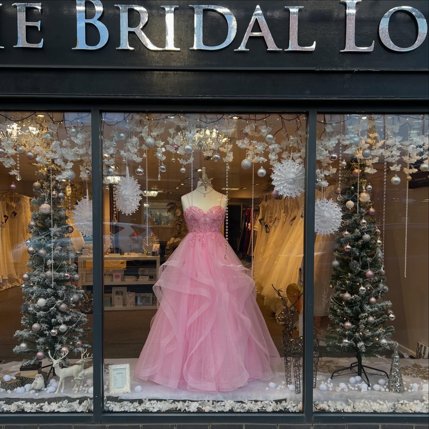Pretty in pink โฆ beautiful prom in our window this week ๐
Wishing you all a very merry Christmas and a happy New Year xxx
Donโt forget to book your January appointments now โฆ some dates are already fully booked ๐
#thebridalloungenewcastleunderlyme #prom #pinkpromdress #bridetobe #weddingdress