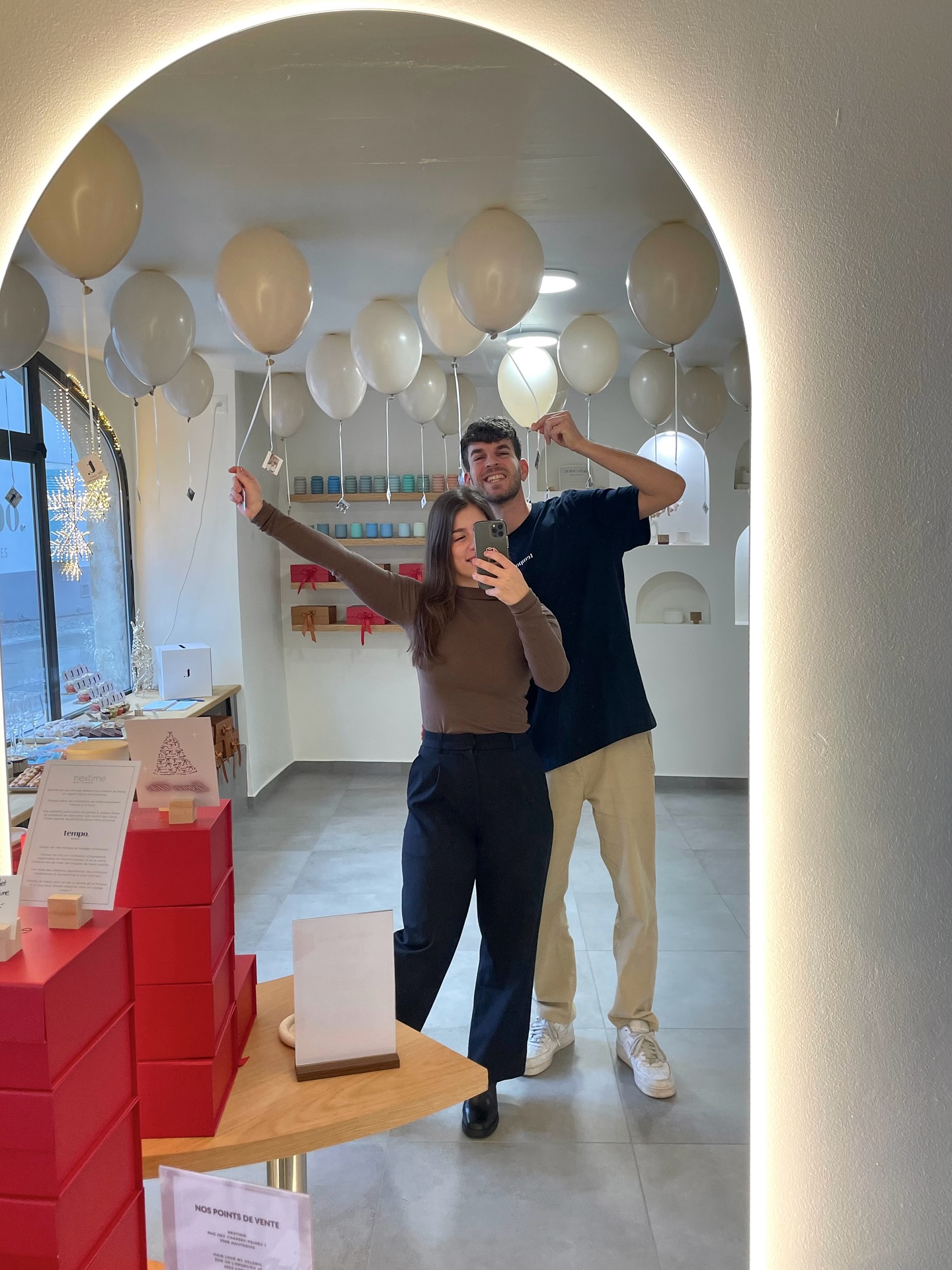 ✨ Merci pour ces magnifiques marchés ✨
Nous sommes profondément reconnaissants d’avoir participé à ces 7 événements. Merci pour votre présence, vos mots bienveillants et votre belle énergie. Vous avez rendu cette année tout simplement incroyable 💫
2026 approche à grands pas et nous nous réjouissons de voir nos idées prendre forme et se concrétiser.
📍 La boutique est encore ouverte :
• Mardi : 13h30 – 18h00
• Mercredi : 9h00 – 12h00
Nous nous réjouissons de vous accueillir ! 🎄