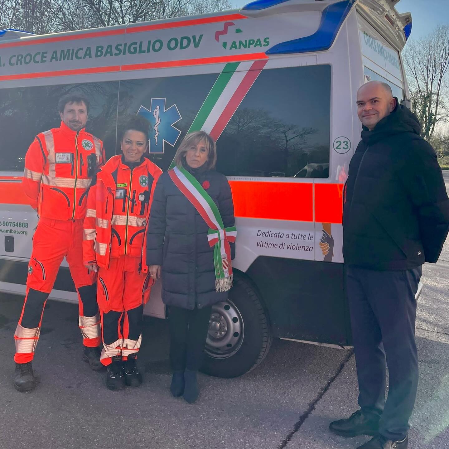 Questa mattina, in occasione della Giornata internazionale contro la violenza sulle donne, abbiamo partecipato all’inaugurazione della nuova via dedicata al 25 novembre.
Un’iniziativa, promossa dal @comune_basiglio, che ci ricorda che la violenza sulle donne non riguarda solo le donne.
Ogni gesto conta. Ogni voce conta.
Non possiamo restare a guardare.
Noi di Croce Amica Basiglio crediamo nei valori del rispetto, della libertà e della protezione, gli stessi che guidano ogni giorno il nostro intervento e che abbiamo scelto di riportare sulla nostra ambulanza ❤️
#25novembre #giornatacontrolaviolenzasulledonne #stopallaviolenzasulledonne #comunedibasiglio