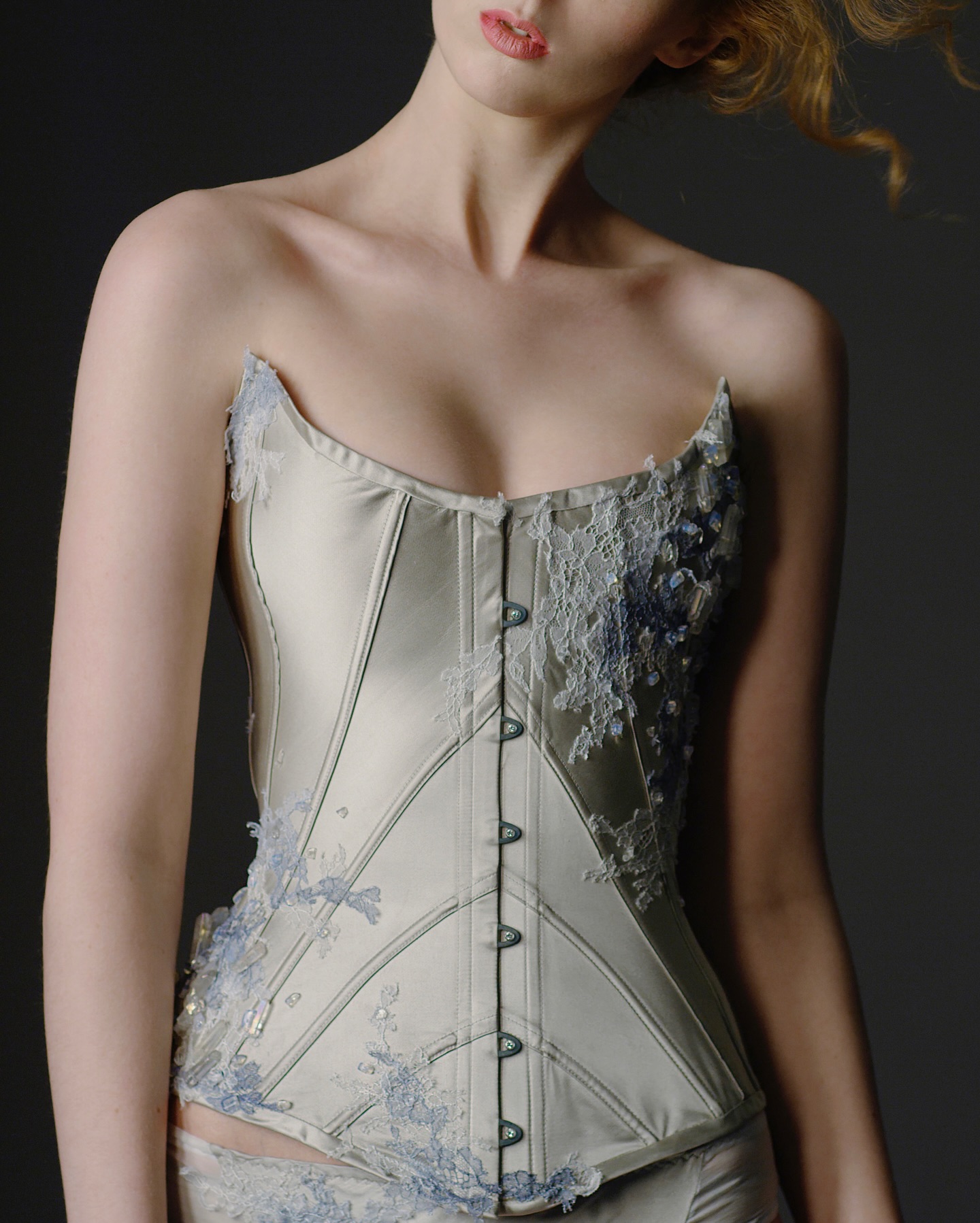 • Floe •
This corset was made at beginning of my journey, when I was starting to understand how profoundly the language of corsetry spoke to me as a maker.
I was captivated by the balance between sleek, architectural lines and lavish, meticulously crafted detail, a contrast that continues to shape my aesthetic.
In creating this piece I learned how structure can wrap around the body and how embellishment can speak softly while still holding its brilliance.
Designer @emiahcouture
Model @gemmahuh
#EmiahCouture #Emiah_Floe