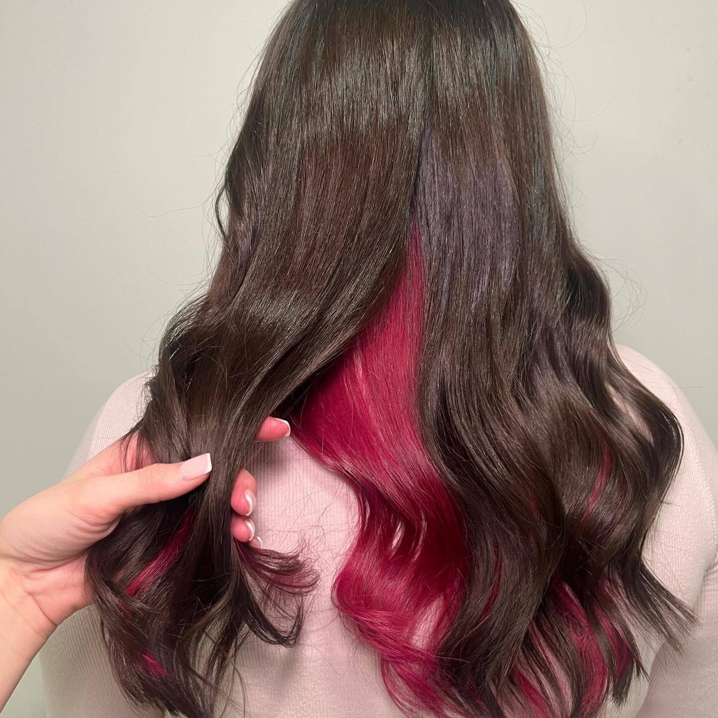 Hot pink panel with a dark brown gloss on top to even out unwanted warm tones created by Ellie 🩷🔥
➡️ Swipe to see the process
☎️ 01322292999
#redken #redkenshadeseq #redkenobsessed #redkencolor #redkenflashlift #hair #haircolourideas #inspo #dartford #kent #salon #pinkhair