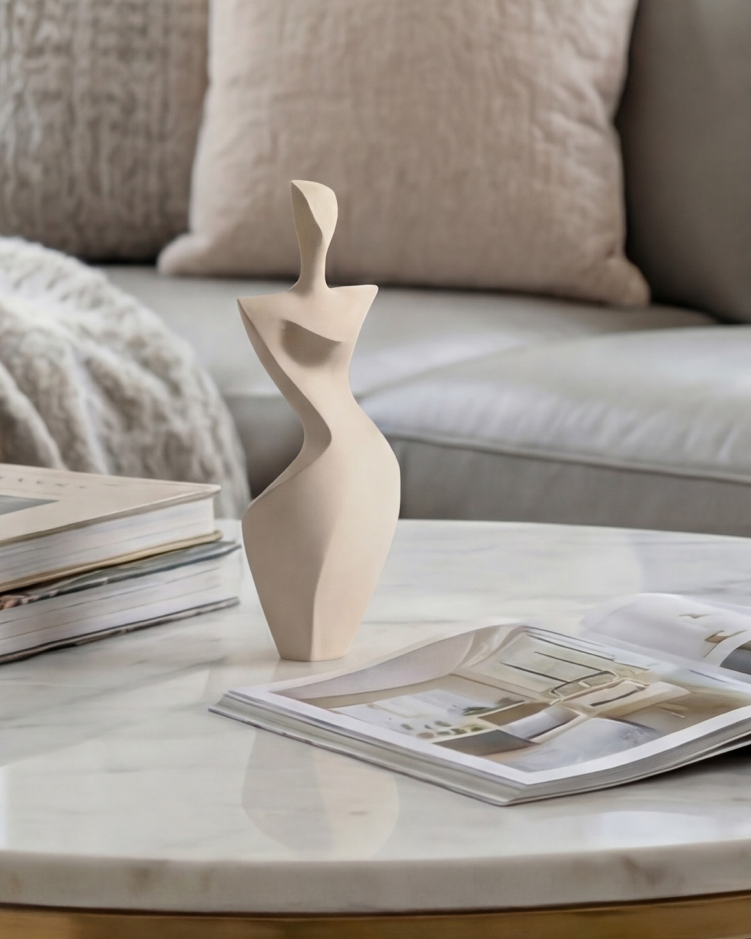 🍀 Mezi naše bytové doplňky na www.laurajonas.cz jsme právě přidali novou sošku Bohyně hojnosti. V jedinečném minimalistickém designu LAURA JONAS pro Váš moderní interiér. Vybírat můžete ze třech velikostí. Sošky vyrábíme z našeho oblíbeného polymeru na biologické bázi s příměsí sloní trávy. Hojnost je pro všechny 🍀.