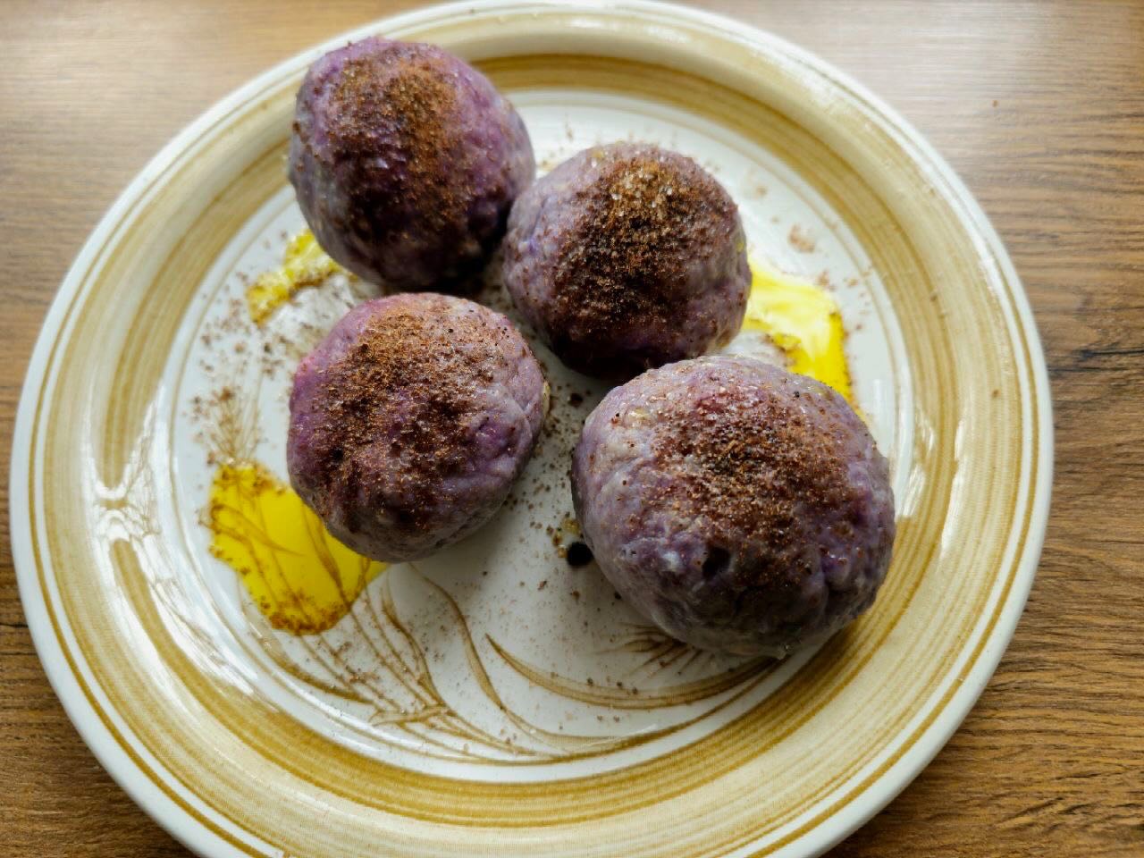 Leckeres vom Feld: Süßkartoffel-Knödel, gefüllt mit Äpfeln und Zimt, dazu Rapsöl, Zucker und Zimt #farbenfroh #knödel #süsskartoffel #schlemmen #solidarischelandwirtschaft #gemüsekiste #eatlocal #solawi #farmtotable #farmlife #frohlawi #biogemüsekiste #Reinickendorf #hohenneuendorf #stolpe #hermsdorf #frohnau #frischvomfeld #FrischeErnte