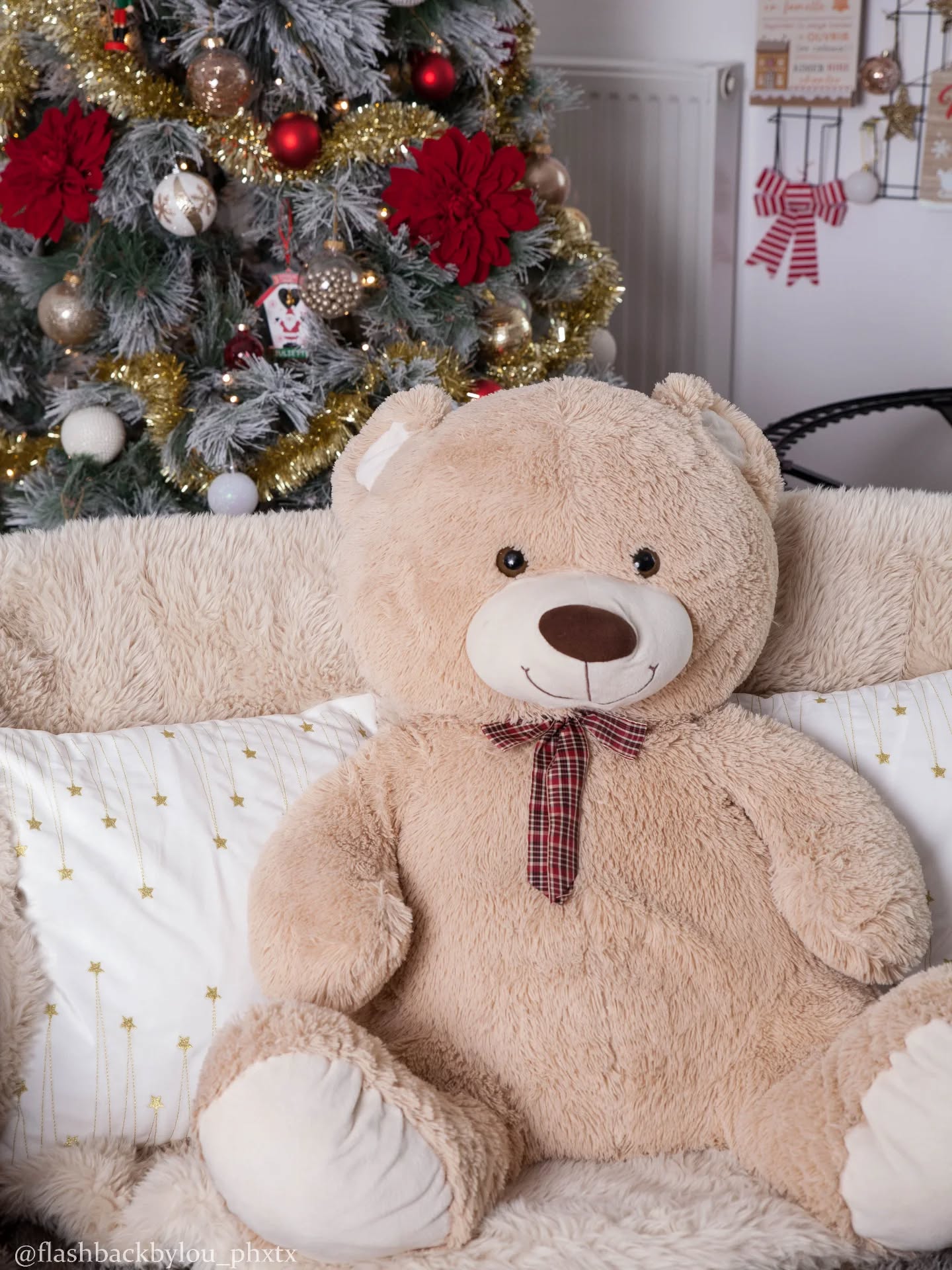 Nous vous souhaitons de merveilleuses fêtes de fin d'année ! ✨️🥂 Que cette période magique vous apporte le bonheur d'un foyer chaleureux animé par de douces retrouvailles et la féerie de découvertes qui feront étinceler vos yeux ! 🎄🎁💫
Comme de coutume, le gîte @labellelongere a le plaisir d'accueillir des familles pour ces belles célébrations ! 🙏🏻
Nous clôturons 2025 en mesurant de nouveau la chance que nous avons d'accompagner ainsi vos grands moments depuis plus de 5 ans ! 🤍 Merci de la confiance que vous nous témoignez, et de l'intérêt que vous portez aux aventures de notre longère adorée ! 🌿
Nous vous retrouvons en 2026 pour le lancement de grands événements ! ☀️ À très bientôt ! 😘
📸@flashbackbylou_phxtx
(Magie de Noël et célébrations de fin d'année à La Belle Longère, meublé de tourisme 3 étoiles au milieu des vignes de Champagne, location saisonnière et événementiel bien-être pour professionnels et particuliers, séjours oenotouristiques et authentiques, gîte de groupe familial kids friendly...)