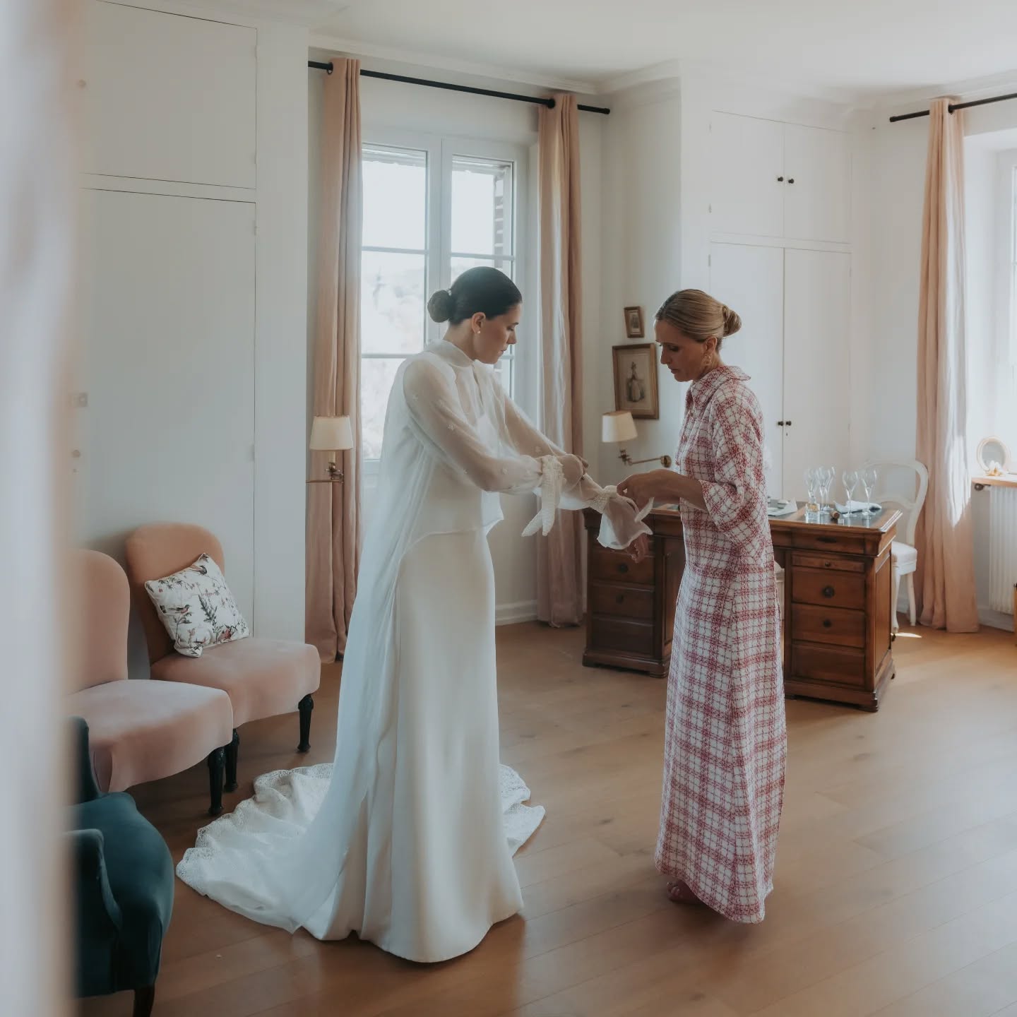 Une création unique et sur mesure pour la mariée et sa maman.J'adore ces moments de partage et de création mère fille.
Moment capté par @jennifer_buckle 📸