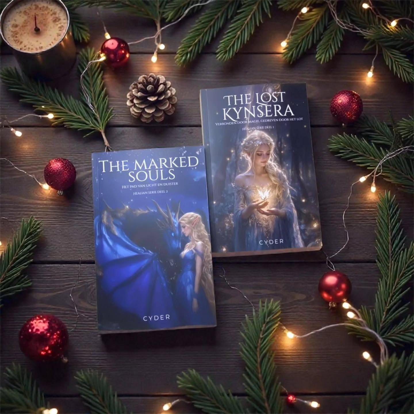 De afgelopen weken heb ik achter de schermen zitten zwoegen aan iets waar ik zó blij van word…
Mijn boeken kregen een hele nieuwe lay-out! De art blijft vertrouwd, maar alles oogt frisser, mooier en gewoon… meer Healian.
En ik kan het eindelijk tonen!
De paperbacks en hardcovers met zwart-wit binnenwerk zijn niet alleen vernieuwd, maar ook goedkoper geworden. Hoe leuk is dat?! 📚
En voor wie wacht op de kleuren edities…
Daar zit iets héél tofs aan te komen. Ik kan nog niets verklappen, maar geloof me: dit wordt er eentje om naar uit te kijken.
Laat me zeker weten wat je ervan vindt — ik ben super benieuwd!