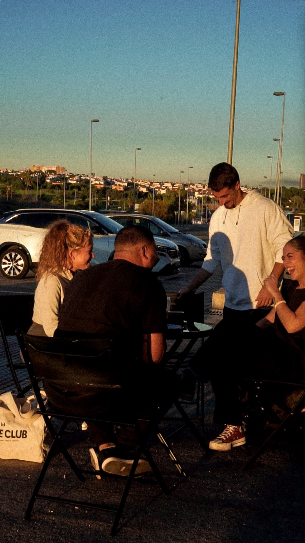 Un sábado puede empezar de dos maneras muy distintas.
Salir de fiesta está bien, pero cuando todos los findes acaban igual, te pierdes muchas cosas: entrenar por la mañana, leer un rato al sol, desayunar con amigos, sentirte bien de verdad.
No necesitas alcohol para encajar.
No necesitas seguir la corriente para pasarlo bien.
No lo necesitas para ser tú.
Elige lo que te llena.
Elige lo que te hace sentir vivo. ✨
Publi #NoLoNecesitasParaSerTú #Fundesalud #JóvenesConSalud #EnergíaReal #BienestarJoven