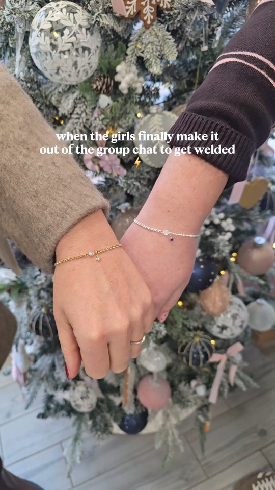 There's only 3 left 🫣🔗✨️
Get our last weekend dates in the group chat 👇
𝗝𝗲𝗺𝗺𝗮
📆 Saturday 20th Dec
𝗧𝗮𝗿𝗮
📆 Sunday 14th & 21st Dec.
🎁 Its the perfect gift idea & excuse to get together before Christmas 🥰
Welded bracelets from £45.
Welded Anklets from £55.
Welded Rings from £25.
Tap the link in our bio to book.
#PermanentJewellery #weldedbracelet
#Staffordshire