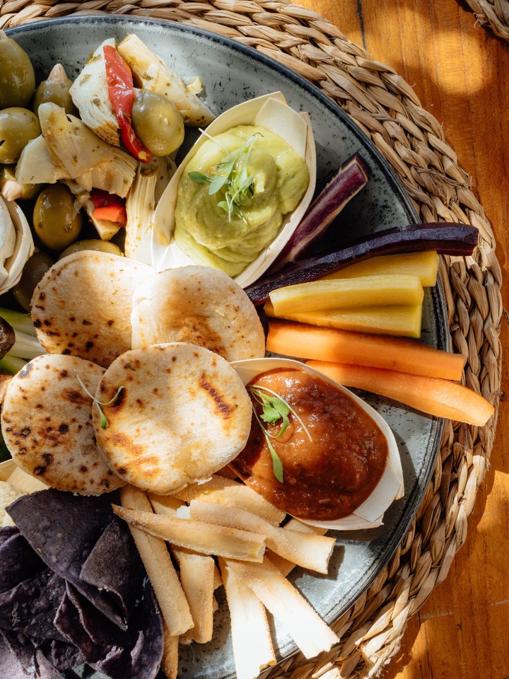 Hummus, labneh, guacamole, tomato salsa, crudités, bread and more the best of Luuma on one plate. 🌞
#luumabeachrestaurant #luumabeachmarbella #marbellaweekend #marbellatrip #marbellalifestyle #marbellaspain #marbellavacation #elrosariobeach