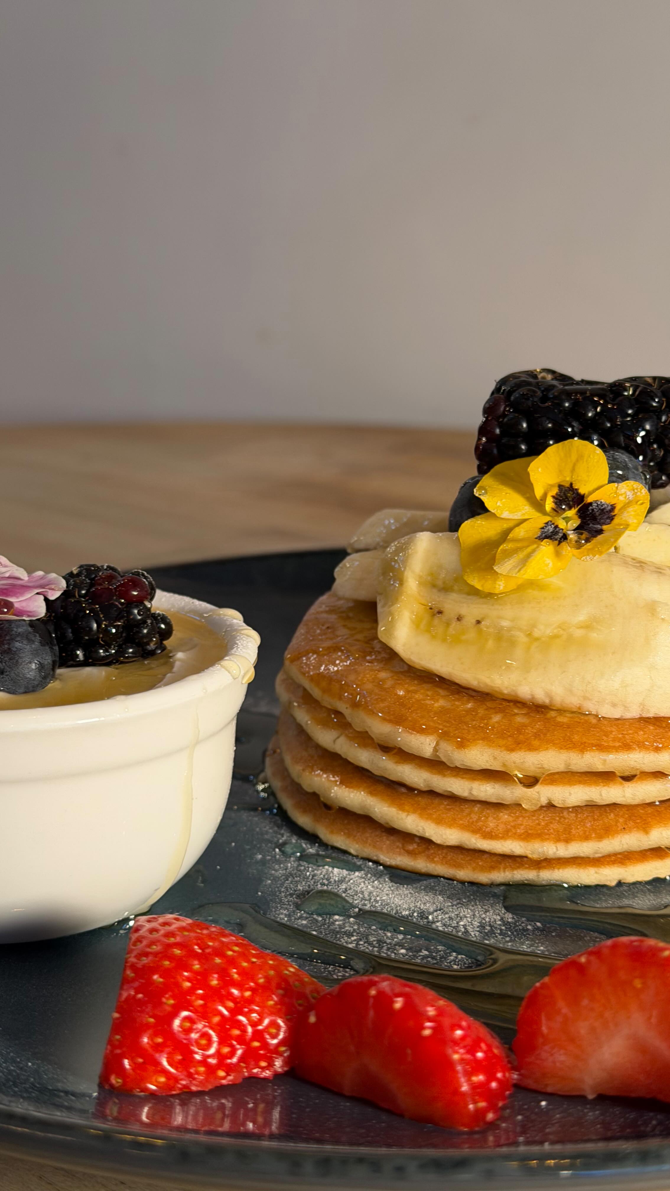 Let us introduce you to your new favourite breakfast! 🥞🍓
Have you tried our delicious pancakes before? If not, you’re definitely missing out!
A perfect combination of banana, berries, and drizzled honey served on fluffy pancakes, with a side of delicious Greek yogurt dip 😮💨
Our suggestion? Don’t walk…run! to try this one!!💛
#chillibs #hitchineats #chillibhitchin #hitchincafe #hertfordshireeats #brunchinhitchin #hitchinlife