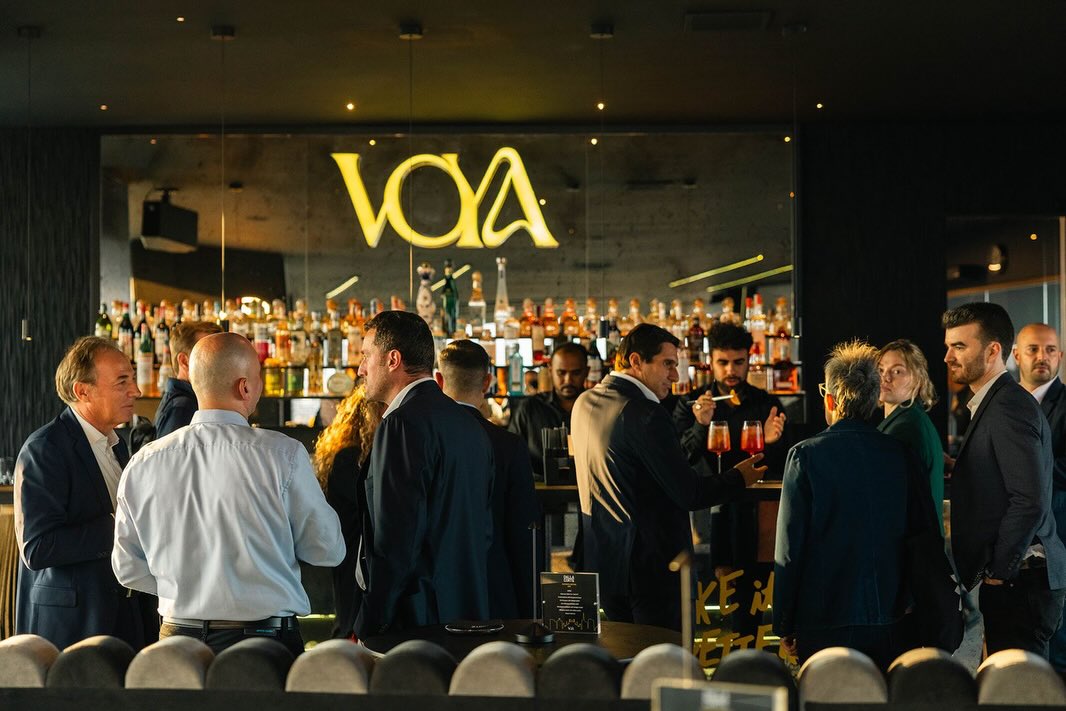 Per il Global Partner Meeting di Dalla Corte abbiamo voluto creare un’esperienza che raccontasse la visione del brand tanto quanto i suoi risultati.
Il Voya Rooftop, sospeso al 40° piano con una vista a 360° su Milano, è diventato il luogo ideale per accogliere distributori e brand ambassador da tutto il mondo.
Un incontro fatto di confronto, relazioni e prospettive condivise.
Dalla progettazione degli spazi alla regia dei contenuti, dal dj set al food meneghino: ogni dettaglio è stato pensato per mettere al centro la community internazionale del brand.
Un evento che non celebra solo il presente, ma costruisce il futuro.
E per noi di TypeLovers, un’altra occasione per dare forma ad esperienze che uniscono persone, idee e visioni.
#typeloversevents #dallacorte #glibalpartnermeeting