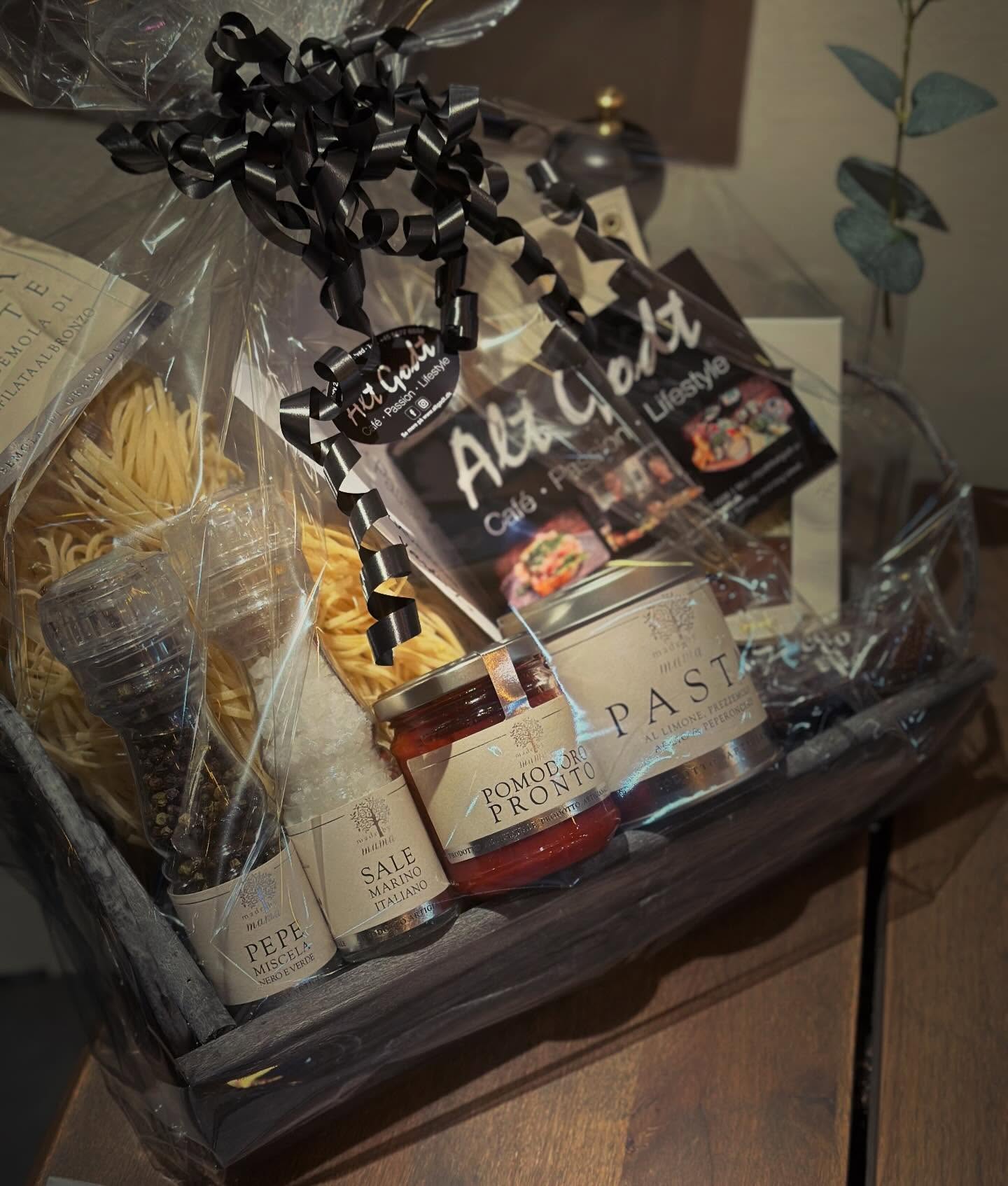 Vi pakker smukke gavekurve😍 du kan stadig nå det hvis du mangler🎄🎄🎄 Ring til os på 55776688 så finder vi en løsning efter ønsker og pris😍 Vi har også et udvalgt der bare står klar i caféen man er velkommen til at komme forbi og snuppe med på vejen🎄🎄🎄