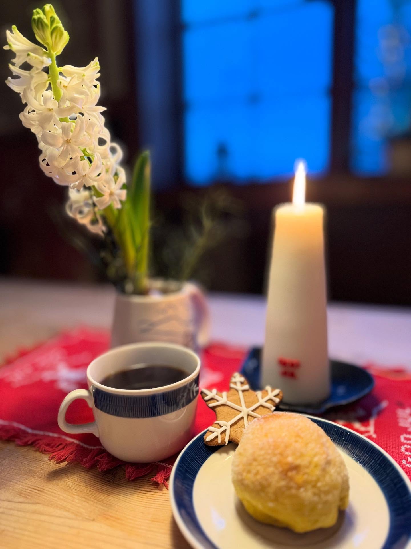 Till Lillåstugan kan man gå el skida från Ullådalsparkeringen- just nu är snöläget för tunt för att dra fina skidspår men med fjällskidor och till fots går det bra.
Efter en vacker 25-45 min över fjället mellan Åreskutan och Mullfjället når du stugan där det serveras våfflor, söta och matiga, fika, soppa, kalla drycker, varm choklad och kokkaffe.
Öppet dagligen kl. 10.00 -14.00
Julafton kl. 10.00 - 13.00
Varmt välkommen ❤️
📸 @amandaklippinge