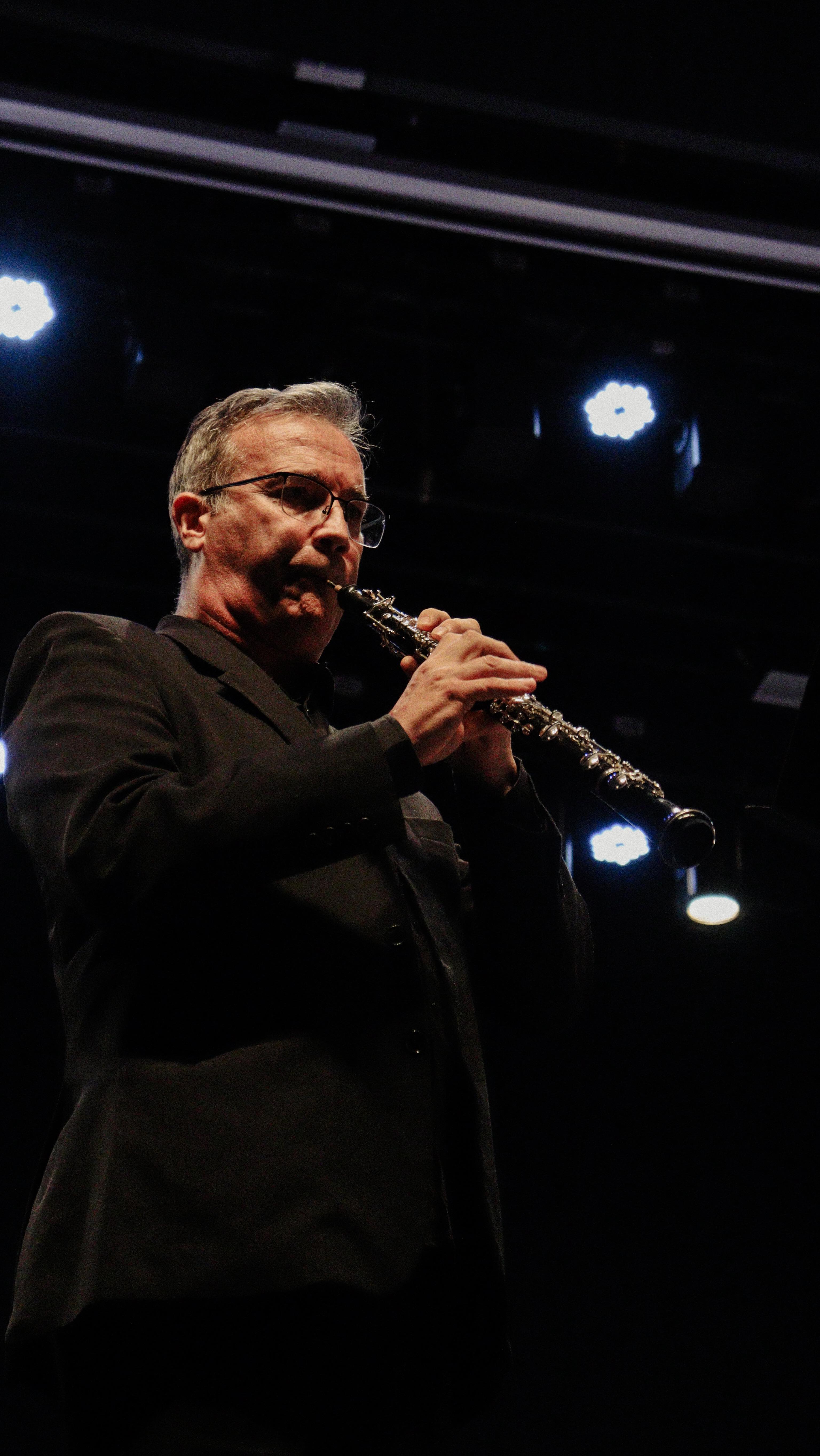 No último concerto da Série Aliança, o palco ganhou um brilho especial com o solo do oboísta Joel Gisiger, interpretando o Concerto nº 3 para Oboé, HWV 287, de Georg Friedrich Händel. Uma obra que combina virtuosismo, elegância e emoção, e que revelou toda a expressividade desse instrumento tão singular.
Foi um momento de pura beleza, onde técnica e sensibilidade caminharam lado a lado, encantando o público do início ao fim.
E pode se preparar: em breve, contamos mais detalhes sobre o último concerto da série, que acontecerá em dezembro. Vem muito mais música por aí!
#OSLI30Anos