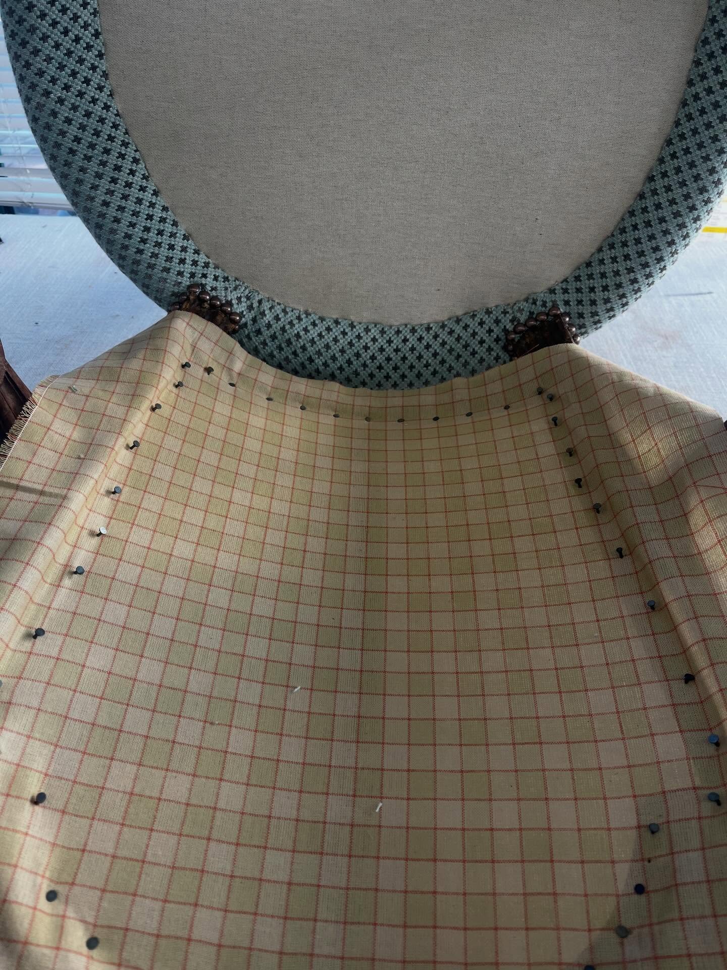 La toile à carreaux ! Utilisé auparavant pour le toilage des sièges voués à être posé contre des murs . Aujourd’hui beaucoup moins utilisé mais quelques clients perpétuent la tradition. Réfection d’une paire de cabriolet Louis XVI en traditionnel. #tapissiere #hupholstery #artisanatfrançais🇫🇷 #artisanatdart
#tapissierdécorateurvalenciennes
#valenciennes #lille #mons #Denain #cambrai #saintamandleseaux
#trithstleger
#letempsdunemetamorphose
#letempsdunemetamorphose
#déco #tendance #tapissierdameublement #cabriolets #louisxvi #stylelouisxvi #toileacarreaux