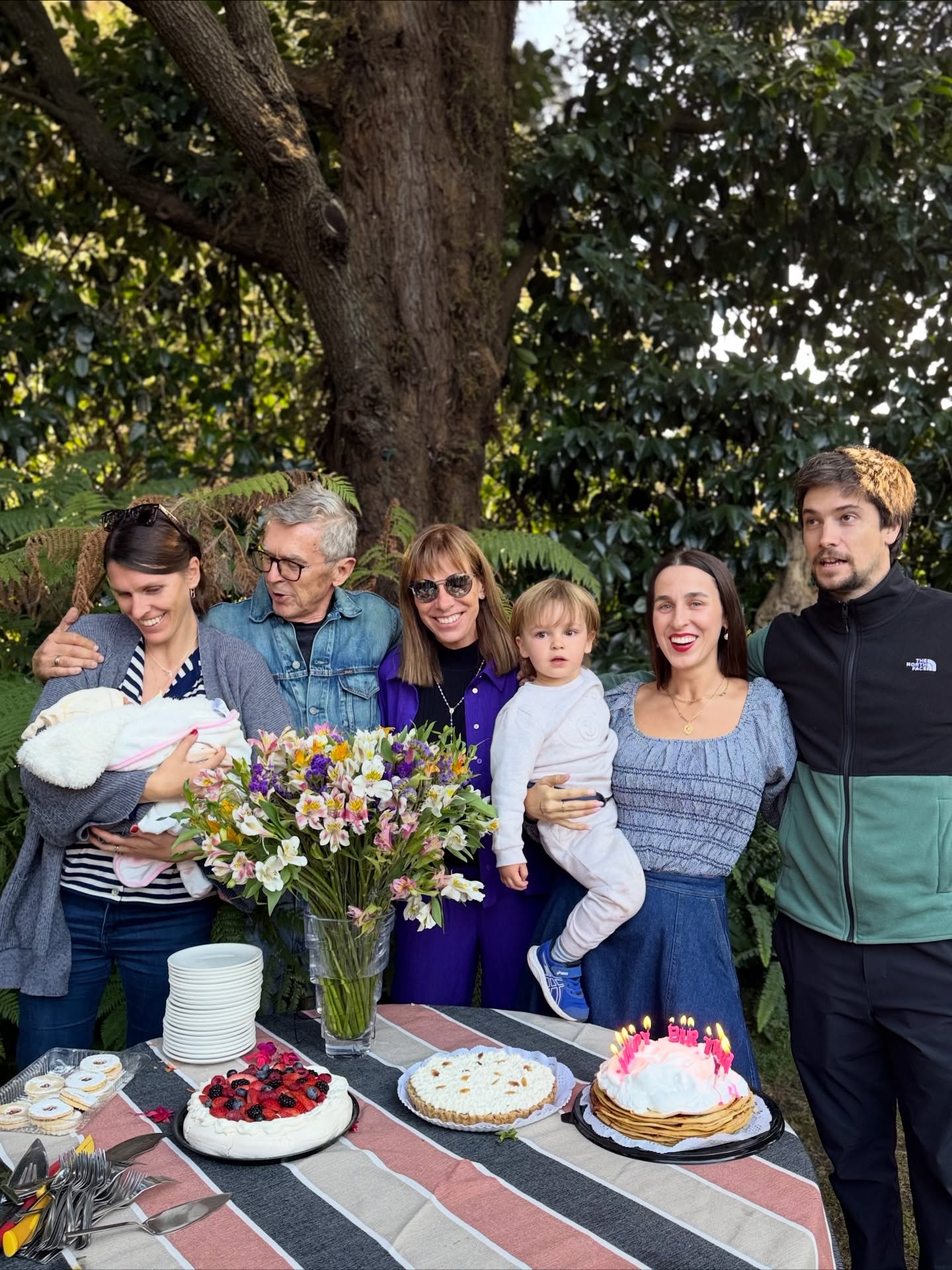 Empezar mis 35 así, rodeada de seres queridos, el legendario asado de mi papá entrelazado con conversaciones plenas, risas de niños por doquier, mates con mamá y la típica sobremesa infinita, me recuerda la gracia con la que Dios ama, ordena, renueva y bendice.
GRACIAS
#graciasaDios #lafamilia #heartofcommunity