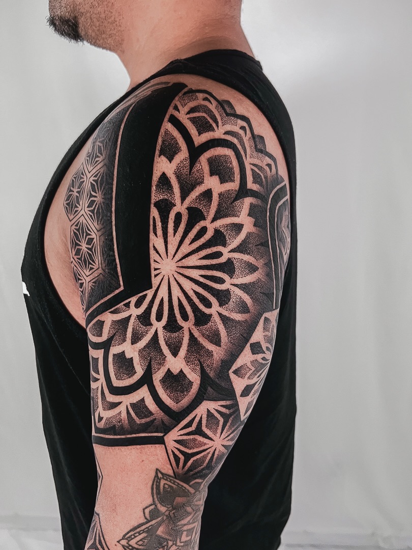 Geometry built for the body.🖤
Mandala structures starting from the upper arm,
locked in with bold black lines that reinforce symmetry and flow.
Clean structure.
Solid black.
Pure balance.
More coming soon.
Booking open in Oakland
#geometrictattoo #mandalatattoo #blackworktattoo #tattoosymmetry #oaklandtattoo