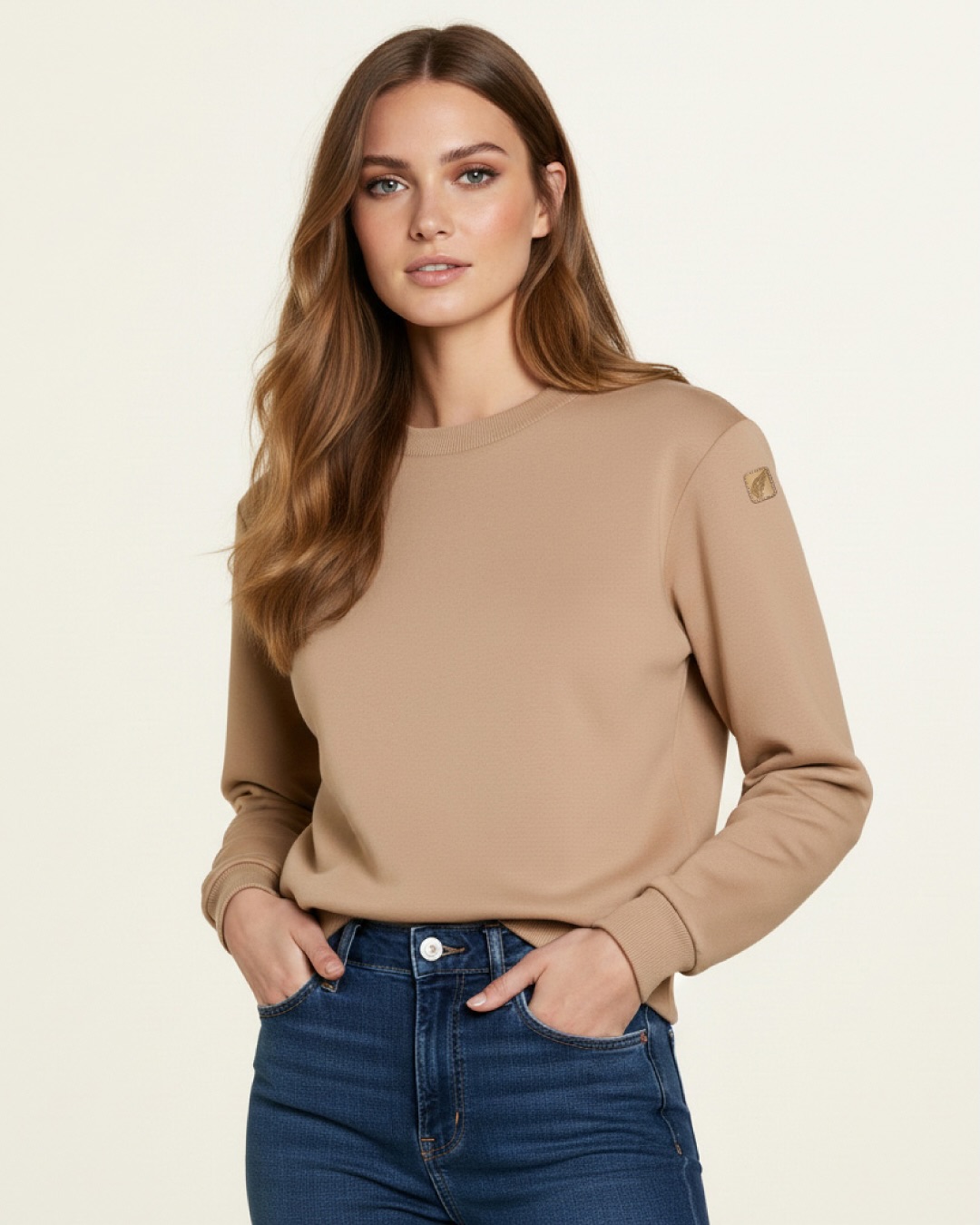 ✨ Styl, kterému sluší jednoduchost - velmi pohodlná klasická mikina s čistým, nadčasovým střihem z materiálu s počesanou rubovou stranou a nášivkou na rukávu. Mikina padne perfektně, ať už ji chceš nosit k legínám, džínám nebo sukním. Pro více inspirace mrkni na www.laurajonas.cz.