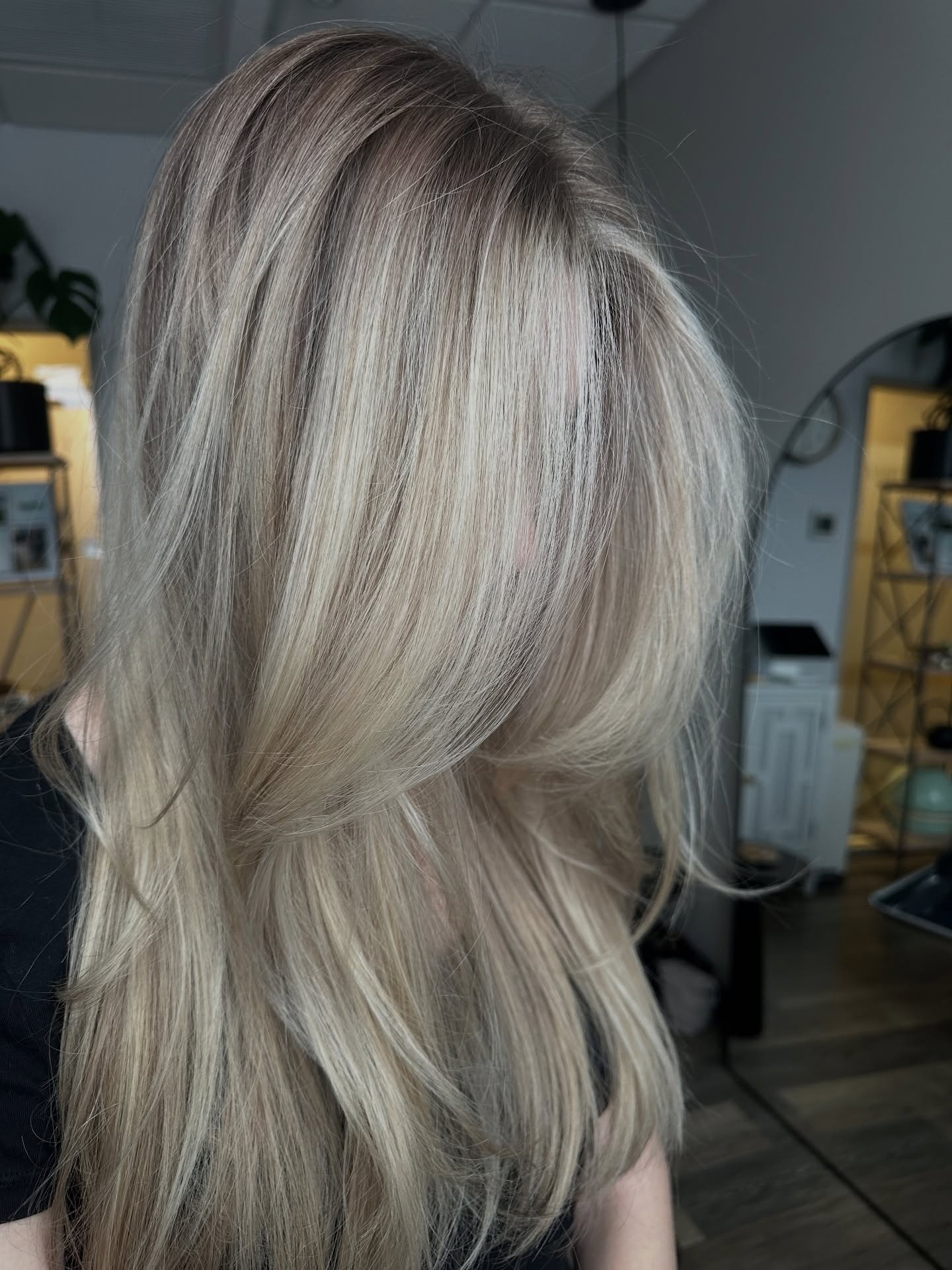 Would you believe me if I said this was only a few low lights a touch up on her face frame and a gloss?! 😍 she wanted a more lived in/low maintenance look and I think we got it right
.
.
#VanityBoutiqueSalon #LivedInBlonde #LowMaintenanceHair #NapervilleHairstylist #NapervilleIllinois #BlondeSpecialist