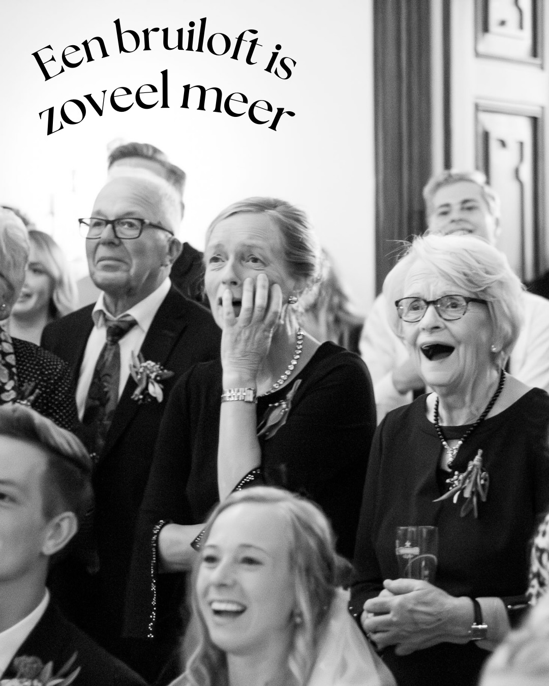 Deze foto’s zijn van de tweede bruiloft die ik ooit mocht vastleggen. Op een camera die ik daarna al snel ontgroeide, zonder flitsers, ’s avonds in een donker kasteel.
Als ik erop terugkijk, valt er genoeg te zeggen. Maar wat er voor mij écht uitspringt, is dat ik de dingen in het leven aanga. Nieuwe avonturen, nieuwe uitdagingen. Mijn lievelingsquote van Pippi Langkous past daar perfect bij: “Ik heb het nog nooit gedaan, dus ik denk dat ik het wel kan.”
Juist door nieuwe dingen te blijven proberen ben ik gegroeid. Als fotograaf, maar ook als mens. Ik ontdekte wat ik belangrijk vind in mijn werk en waarvan mijn hart sneller gaat kloppen.
Het allermooiste?
Een stukje met jullie meewandelen en jullie verhaal vastleggen. Soms zijn dat kleine, intieme momenten tijdens een gezinsshoot. Soms loop ik veel langer met jullie mee: van de voorbereidingen van jullie grote dag tot het moment dat alles samenkomt. En hoe bijzonder is het als ik daarna nóg een stukje mee mag lopen wanneer er kindjes komen?
Daarom gaat een bruiloft voor mij ook veel verder dan die paar perfecte plaatjes.
Natuurlijk maak ik die óók. Beelden om op te hangen, te delen, te bewaren.
Maar de echte herinneringen…
Die zitten in de kleine momenten: de blik die jullie elkaar geven als je moeder nét iets te veel zegt, de lach wanneer de ring niet meteen past, de gasten die jullie dag op hun eigen manier onvergetelijk maken.
Daar wil ik bij zijn. 📸
Zodat jullie later terug kunnen kijken en precies wéten hoe het écht voelde.
Mijn agenda voor 2025/2026 loopt langzaam vol. Wil je een datum reserveren? Stuur me even een berichtje.