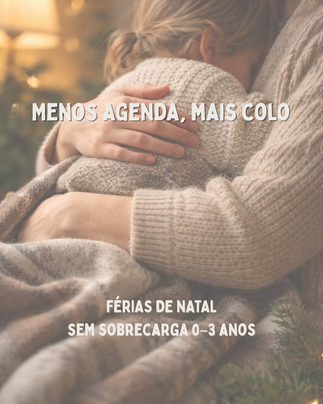 O Natal não precisa de ser grande. Precisa de ser seguro.
Amanhã muitas crianças entram de férias. E nós sabemos: há famílias ansiosas com a ideia de “duas semanas sem rotina”.
Queremos dizer-vos isto:
Não precisam de agenda cheia.
Não precisam de programas “especiais”.
Não precisam de “entreter” constantemente.
A criança pequena (0–3 anos) precisa de 3 coisas:
✨ Ritmo (algumas âncoras por dia)
✨ Presença (adultos disponíveis, não perfeitos)
✨ Calma (menos estímulo, mais respiração)
Se nestes dias vires mais “birras”, mais choro, mais “cola”: Não é “manha”. É sobrecarga a pedir regulação.
E a melhor regulação?
Voltar ao simples. Ao previsível. Ao calmo.
👉🏽 Desliza para 5 ideias reais (sem agenda cheia e sem culpa).
👉🏽 Guarda este post para os dias em que tudo parecer demais.
Estamos aqui para vocês. Boas Festas, com menos ruído e mais coração.
Sara&Felipa 💛
(P.S. Se precisarem de falar, mandem mensagem. A sério. Não estão sozinhas.)