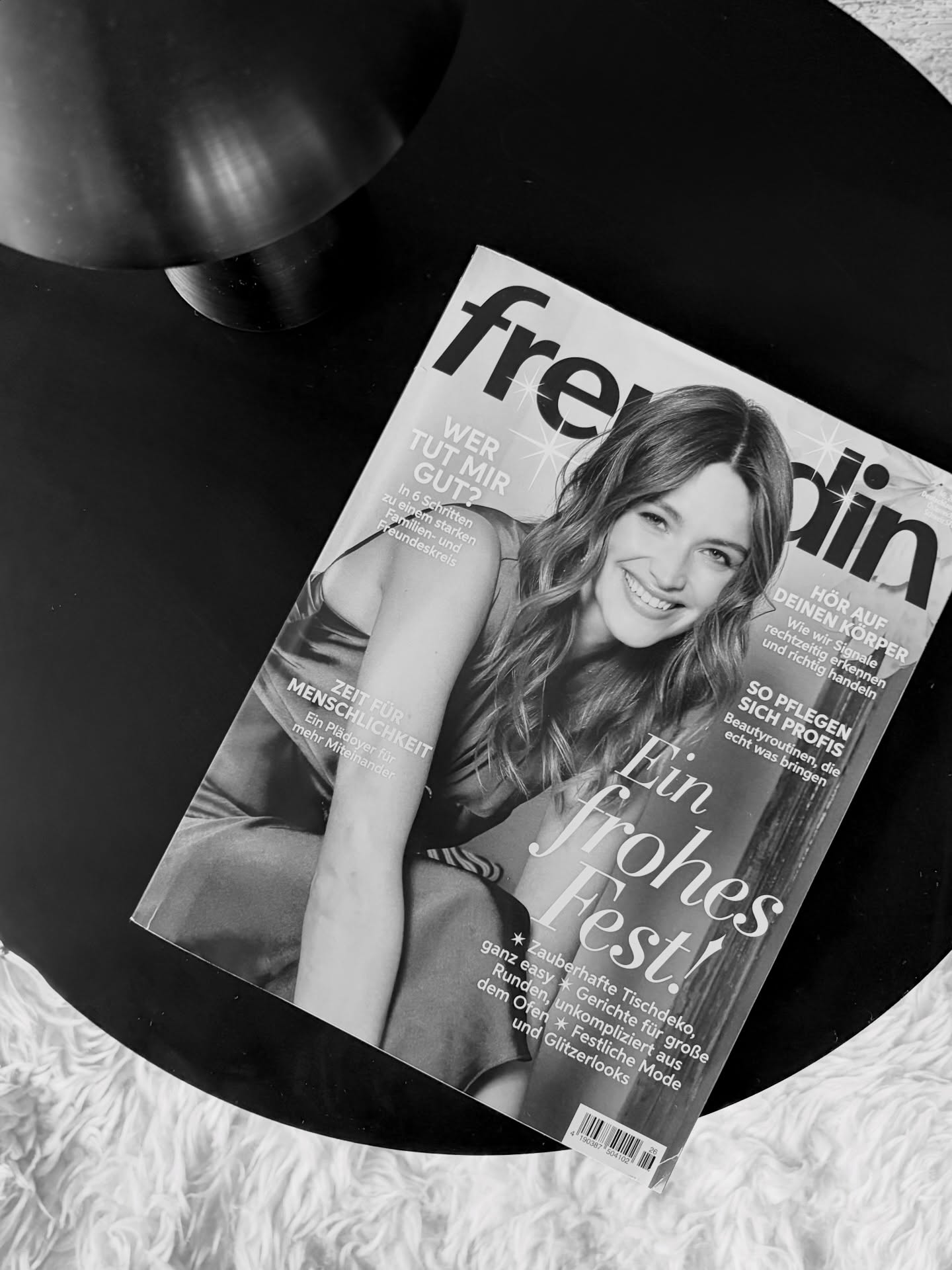 ✨ Kleine Bauernchalet-News ✨
Wir hätten selbst nicht gedacht, dass wir das einmal schreiben dürfen: Das Bauernchalet hat es in die aktuelle @freundinmagazin geschafft – und zwar direkt aufs Cover! Im Inneren wartet sogar eine ganze Fotostrecke, die unser Haus genauso zeigt, wie wir es lieben.
Wir teilen heute ein paar Einblicke aus dem Magazin mit euch – für den Fall, dass du gerade keinen Kiosk in der Nähe hast.
Und wer beim Durchscrollen Lust bekommt, selbst einmal hier aufzuwachen: Dann wisst ihr, wo ihr uns findet.
Mit ganz viel Dankbarkeit und einem leichten Kribbeln im Bauch,
Anja & André
Photographer @niklasniessner
Model @iris.maas
Production @nadikatrn
Hair & make up @hairmakeupbyjulia